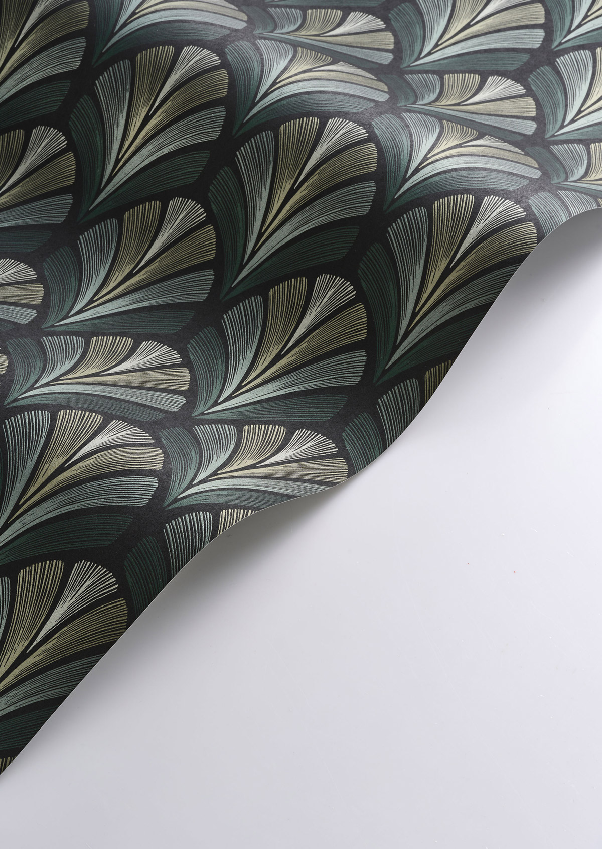 Papier peint Palme Art Déco Folies St James vert irisé - Années Folles de Casadéco AMBV | Réf. ANFO201057645