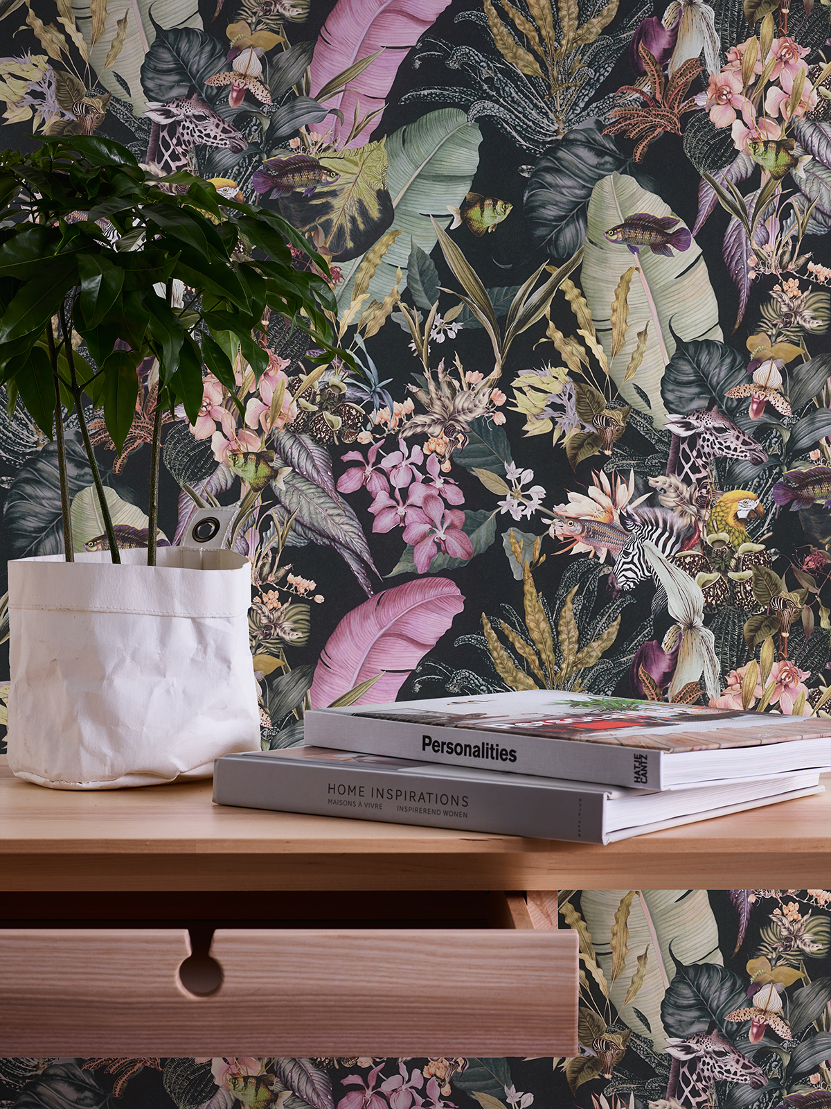 Papier peint Tropical et Animaux noir - Dream Flowery de Architects Paper | Réf. 38176-1