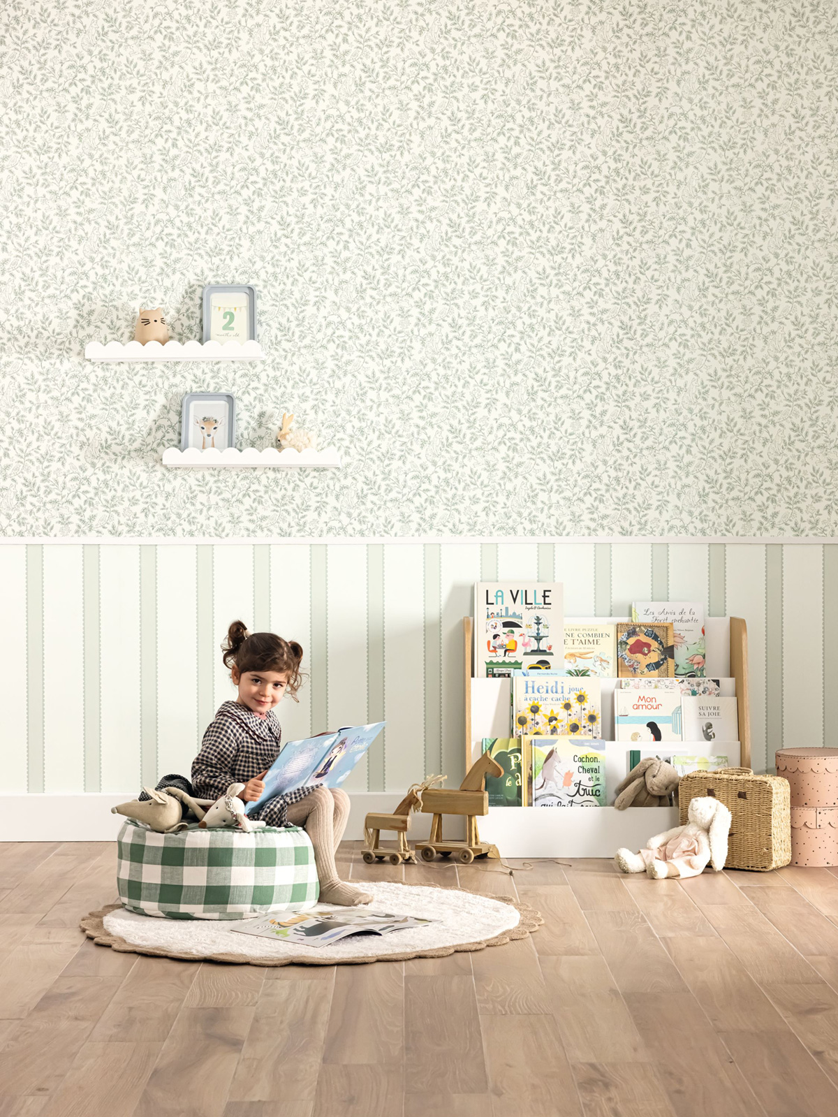 Papier peint Toile de Jouy Mini Wood vert - Happy Kids Club de Casélio AMB2 | Réf. HKC107670783