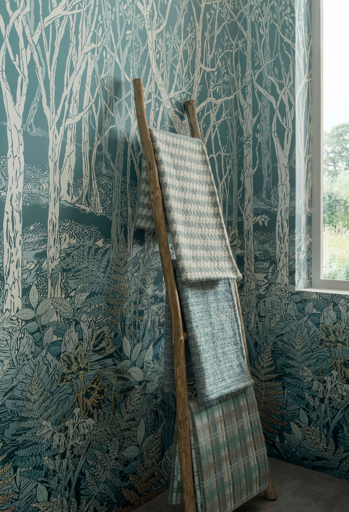 Papier peint Fôret Arbres Sylvania bleu - Mansfield de Osborne & Little | Réf. OSB-W7457-01