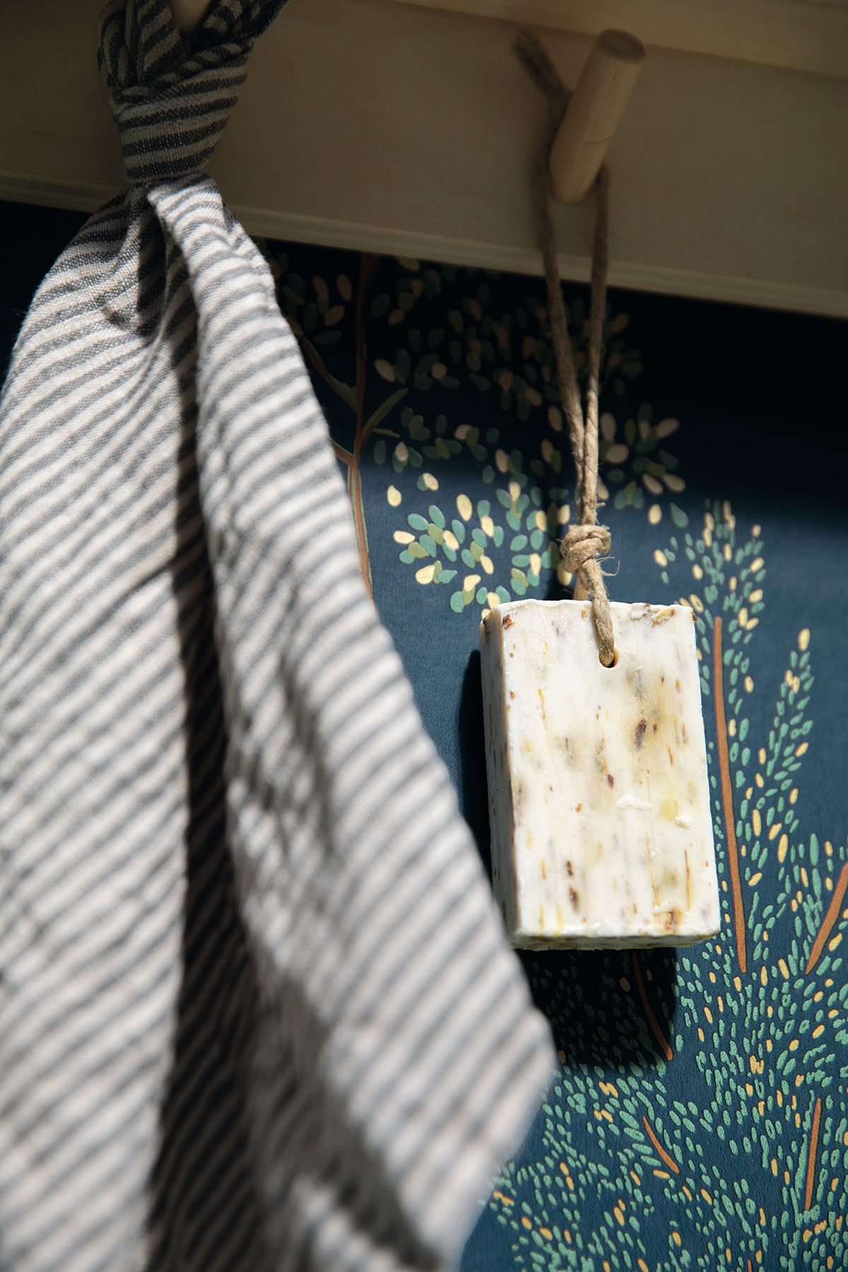 Papier peint Forêt The Tree House bleu et doré - La Forêt de Casélio | Réf. FRT102956614