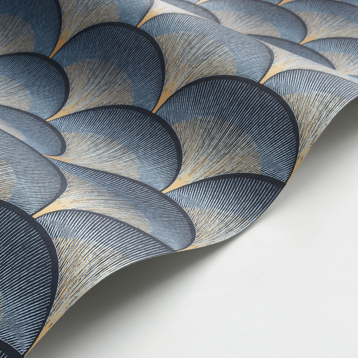 Papier peint Plume de Paon Broadway bleu nuit doré - Twenties de Casadéco AMBV | Réf. TWNT88666404