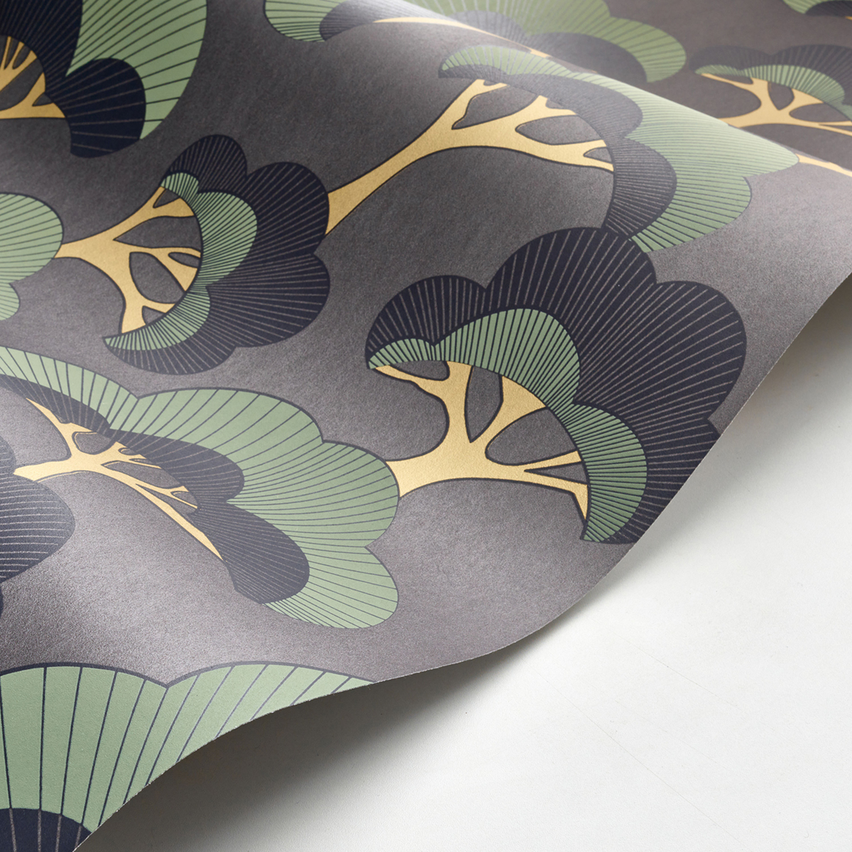 Papier peint Pin Goyo Matsu anthracite irisé - Kyoto de Casadéco AMB3 | Réf. KYTO88719732