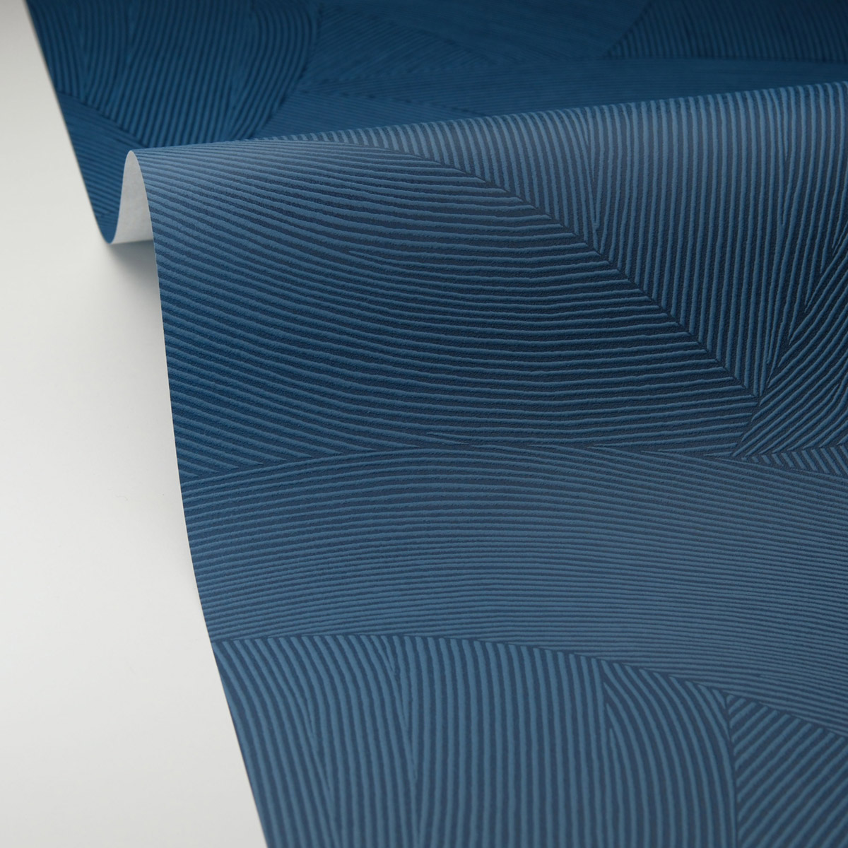 Papier peint Forme Strie Terra bleu marine - Origine de Casélio | Réf. OGN106066003