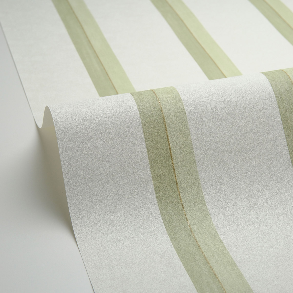 Papier peint Rayure Satisfaction vert sauge doré - Green Life 2 de Casélio AMB4 | Réf. GNL2105350710