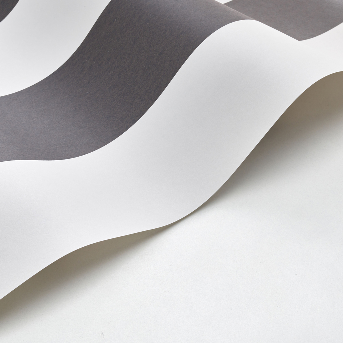 Papier peint Grande Rayure Bruges noir charbon - Les Rayures de Casadéco | Réf. RAYS88019991