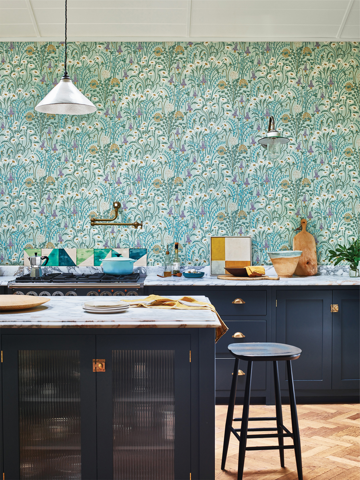 Papier peint Marguerite Flower Meadow bleu céleste - V&A Decorative Papers II d'Initiales | Réf. INI-2412-178-03