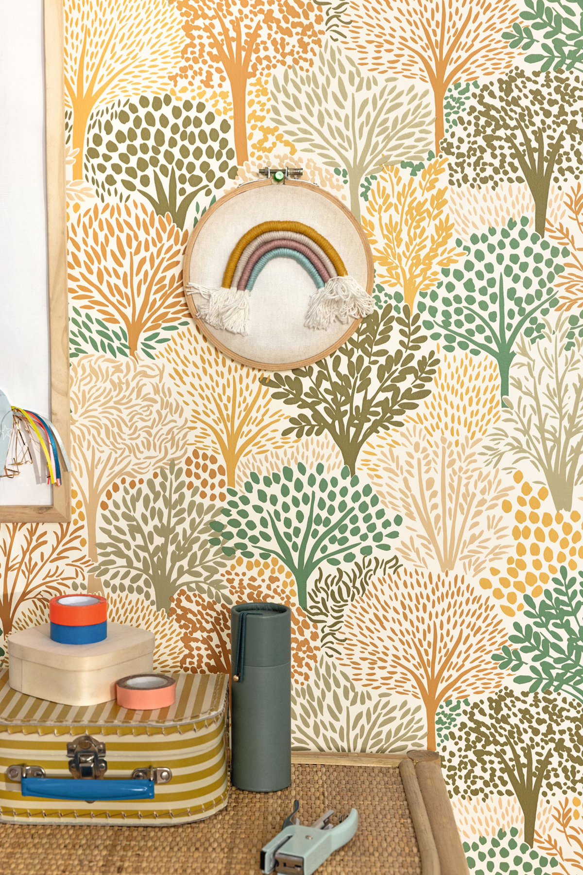 Papier peint Forêt Arbre Alice vert orange - Let's Go Girls! de Casélio AMB2 | Réf. LGG104400729