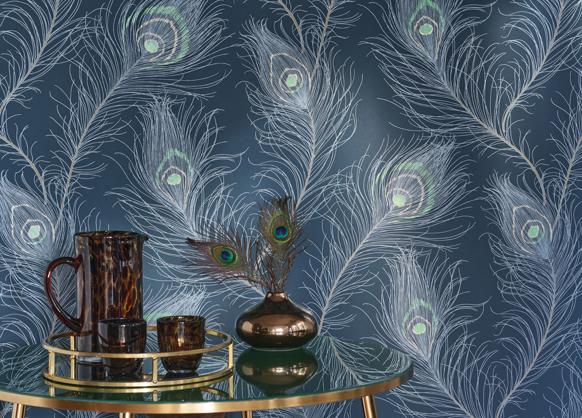 Papier peint Plume Paon Revue bleu marine métallisé - Années Folles de Casadéco AMB3 | Réf. ANFO201076721