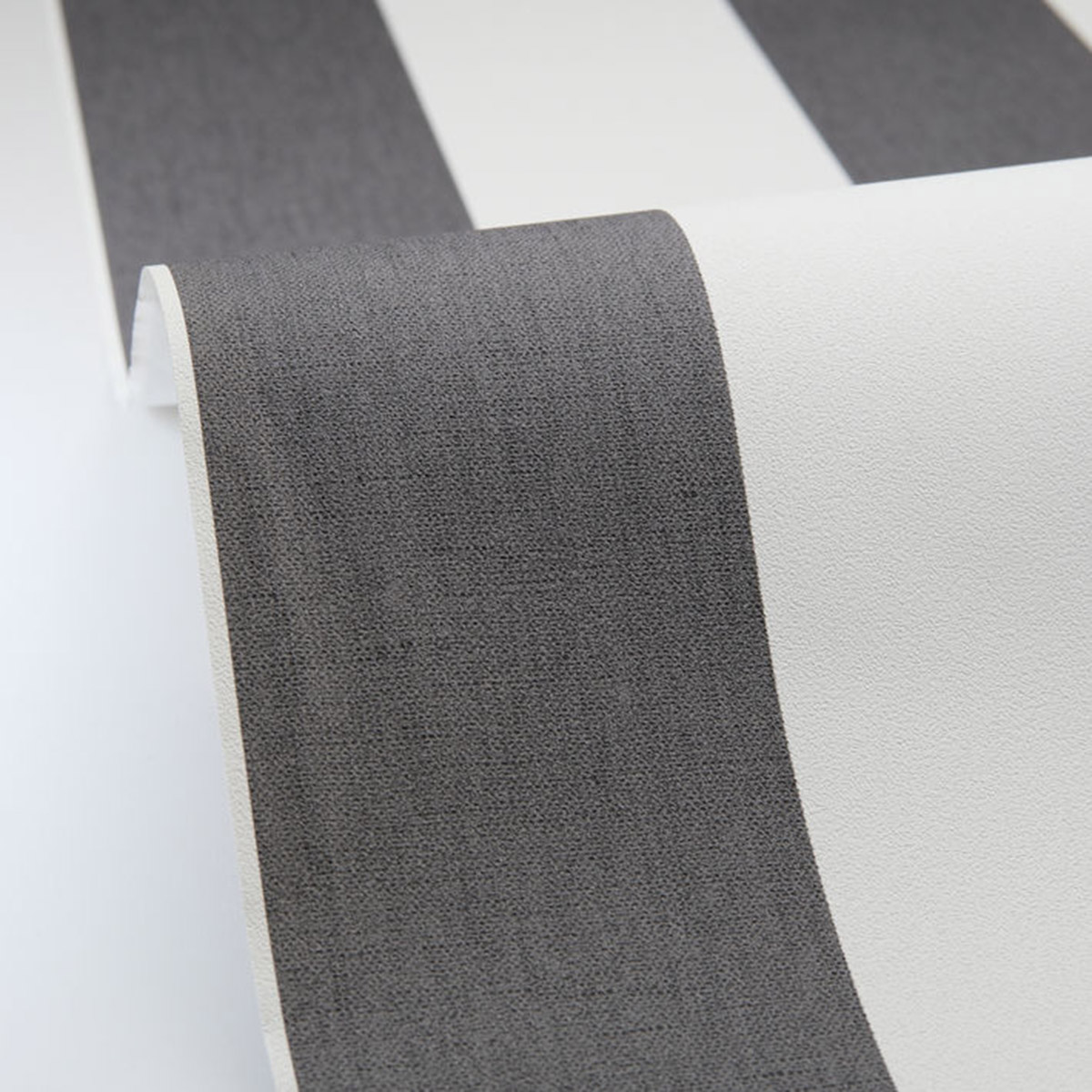 Papier peint Rayures Lin Lines gris anthracite - Line Up de Casélio AMBV | Réf. LNP104049230