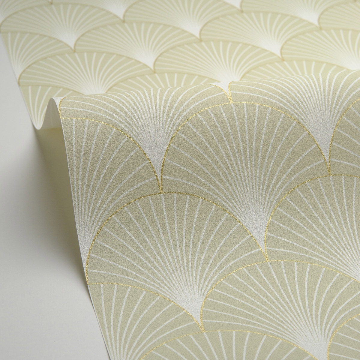 Papier peint Palme Graphique Prosperity vert amande doré - Elégance de Casélio AMB2| Réf. ELC105267023