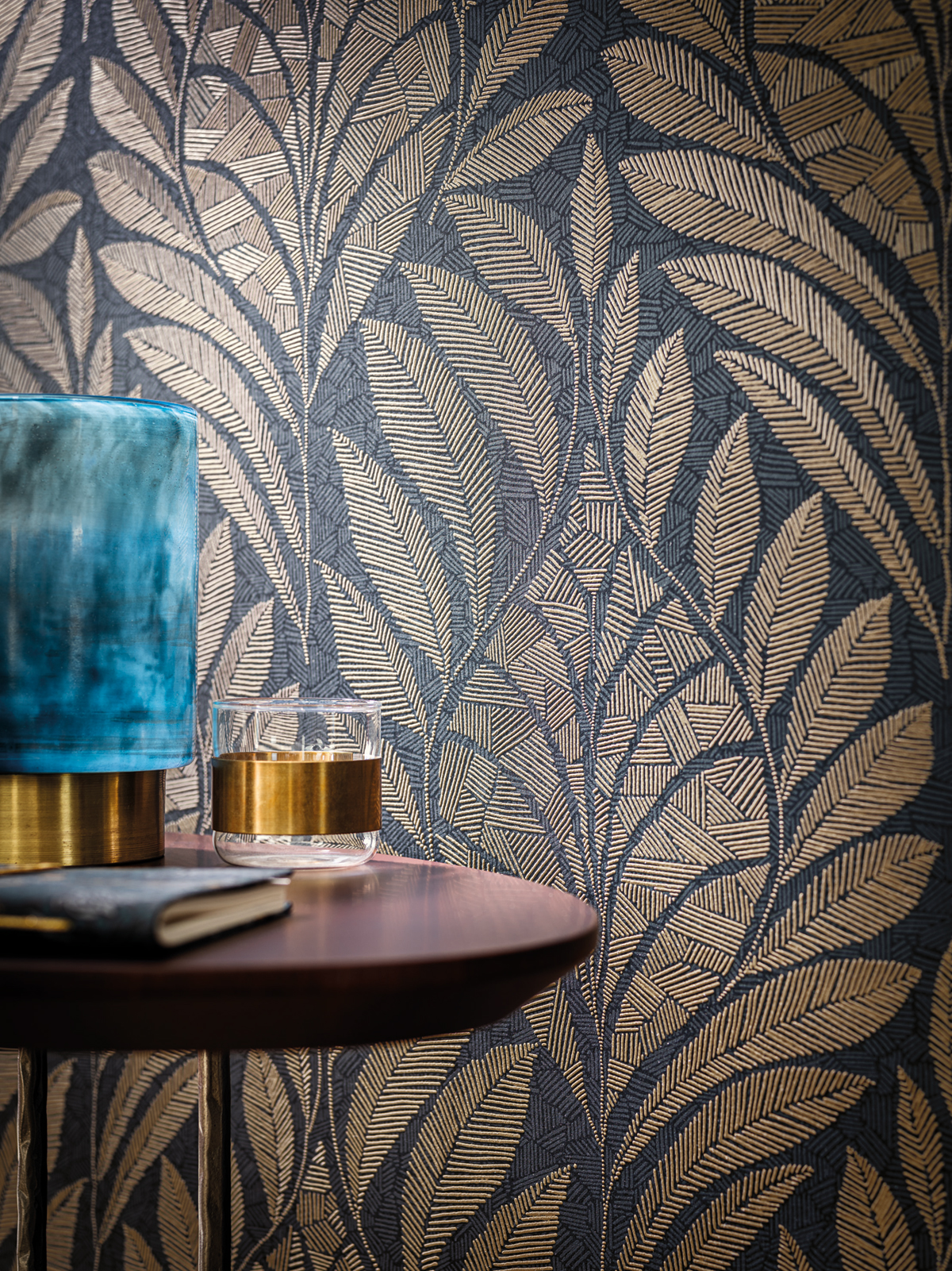 Papier peint Feuillage Gustav marine - Printemps Viennois de Casamance | Réf. CAS-74770406