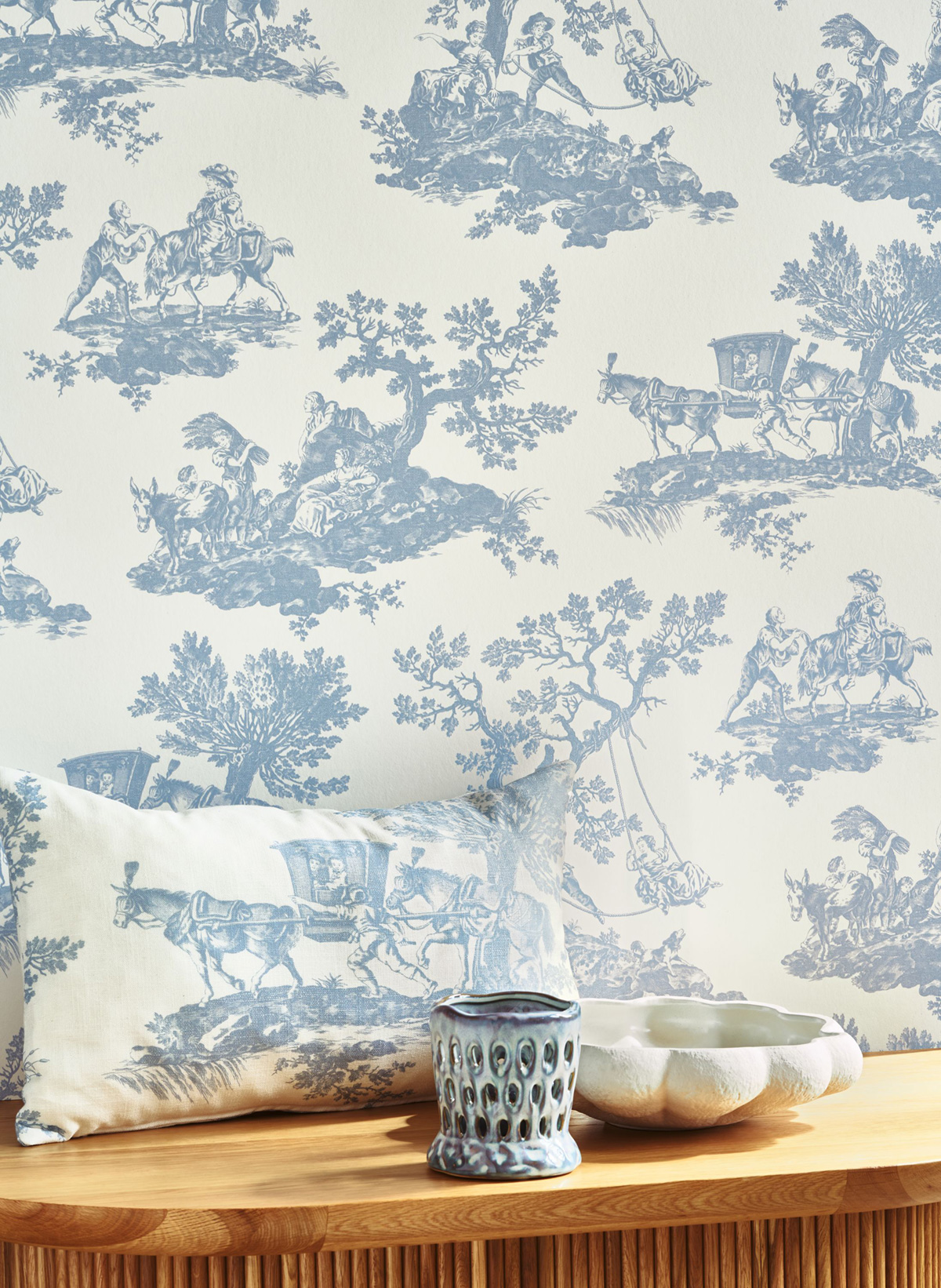 Papier peint Classique Cadence bleu porcelaine - Les Belles Toiles De Jouy 2 de Casadéco | Réf. BTJD201696202