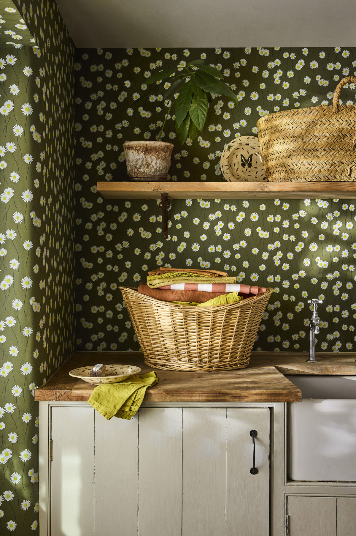 Papier peint Fleur Moon Daisies Olive Colour - In The Garden de Little Greene | Réf. 0234MDOLIVE