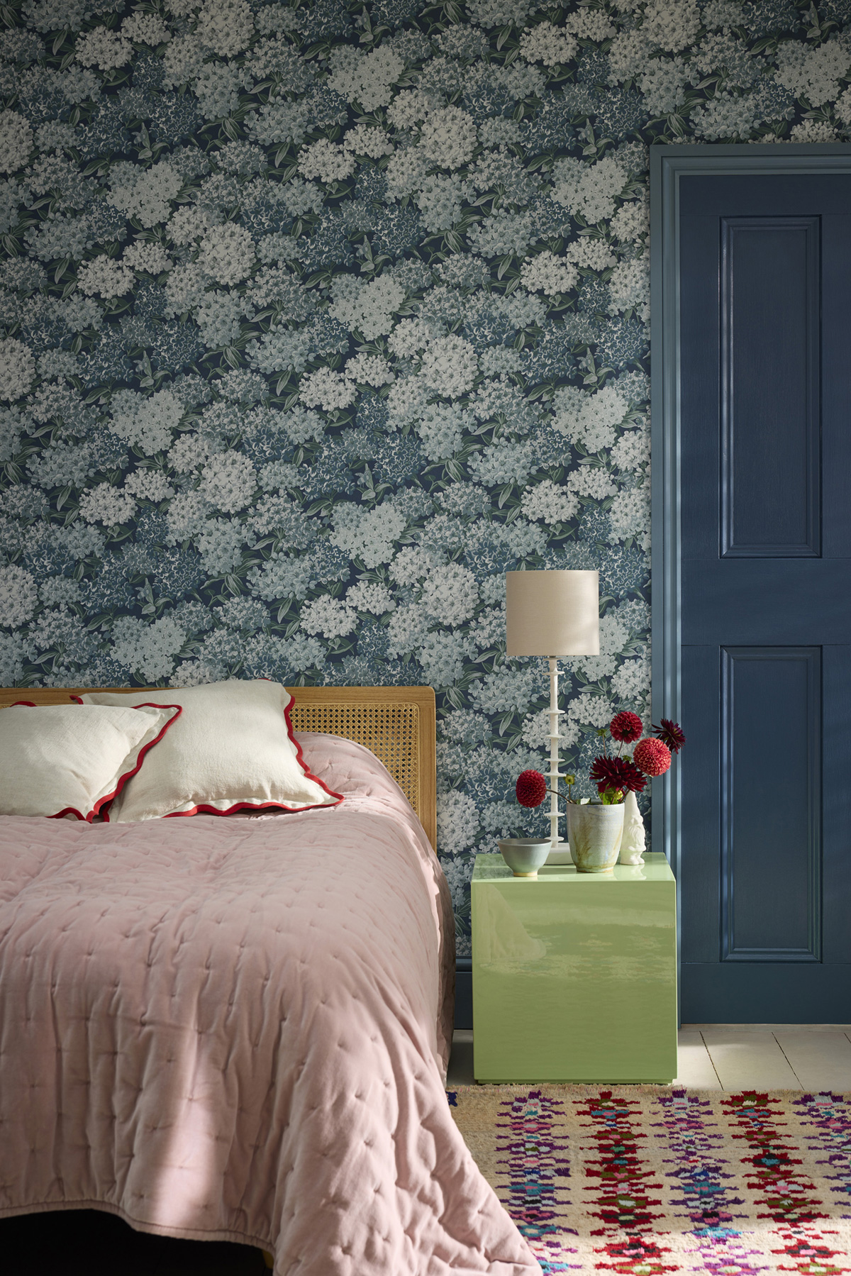 Papier peint Fleur Rhododendron Walk Hicks' Blue - In The Garden de Little Greene | Réf. 0234RWHICKS