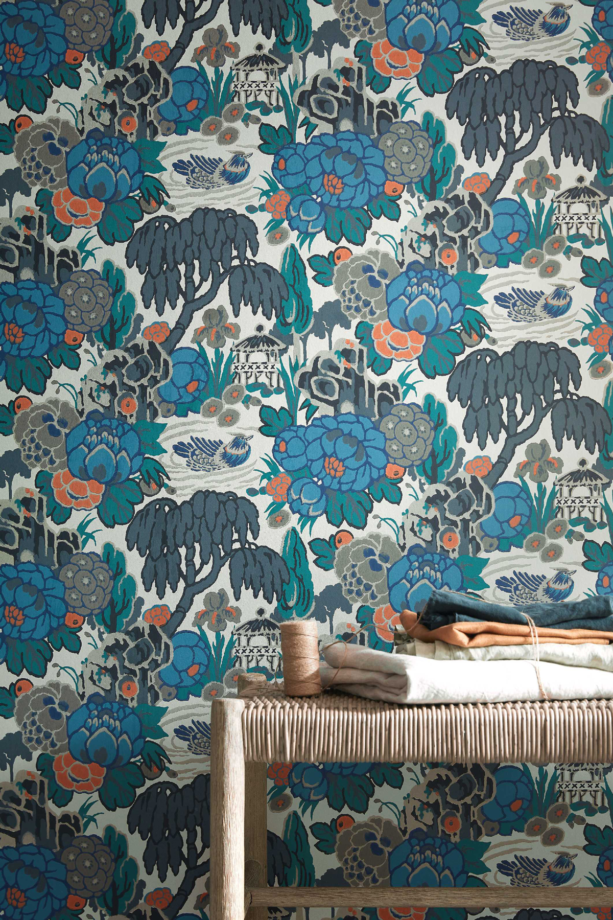 Papier peint Jardin Aquatique Mandarin bleu orange beige - V&A Decorative Papers d'Initiales | Réf. INI-31116903