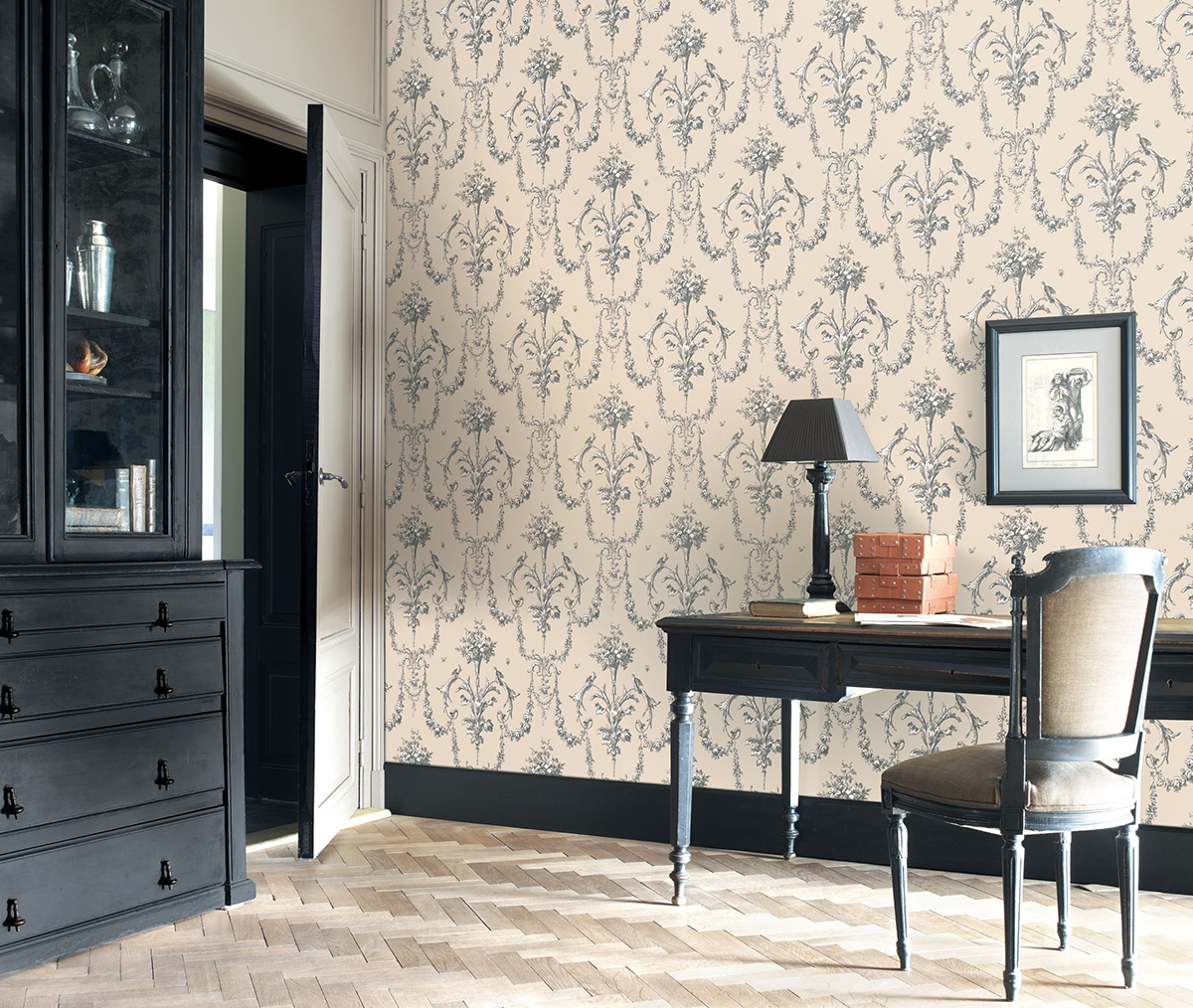 Papier peint Baroque et Oiseau grège et fusain - Les Belles Toiles De Jouy de Casadéco AMBV | Réf. LBTJ87929621