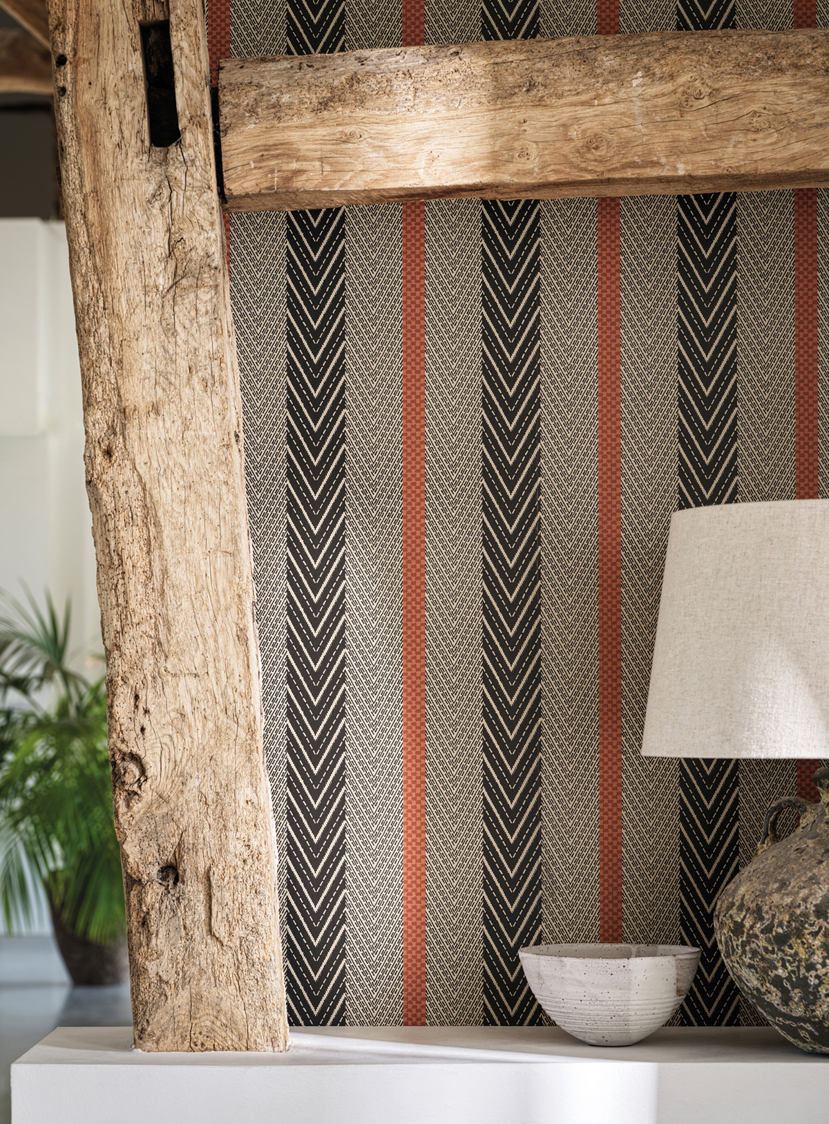 Papier peint Rayure Chevron Sagitta noir terracotta - Irisa d'Osborne & Little AMB2 | Réf. OSB-W7856-01