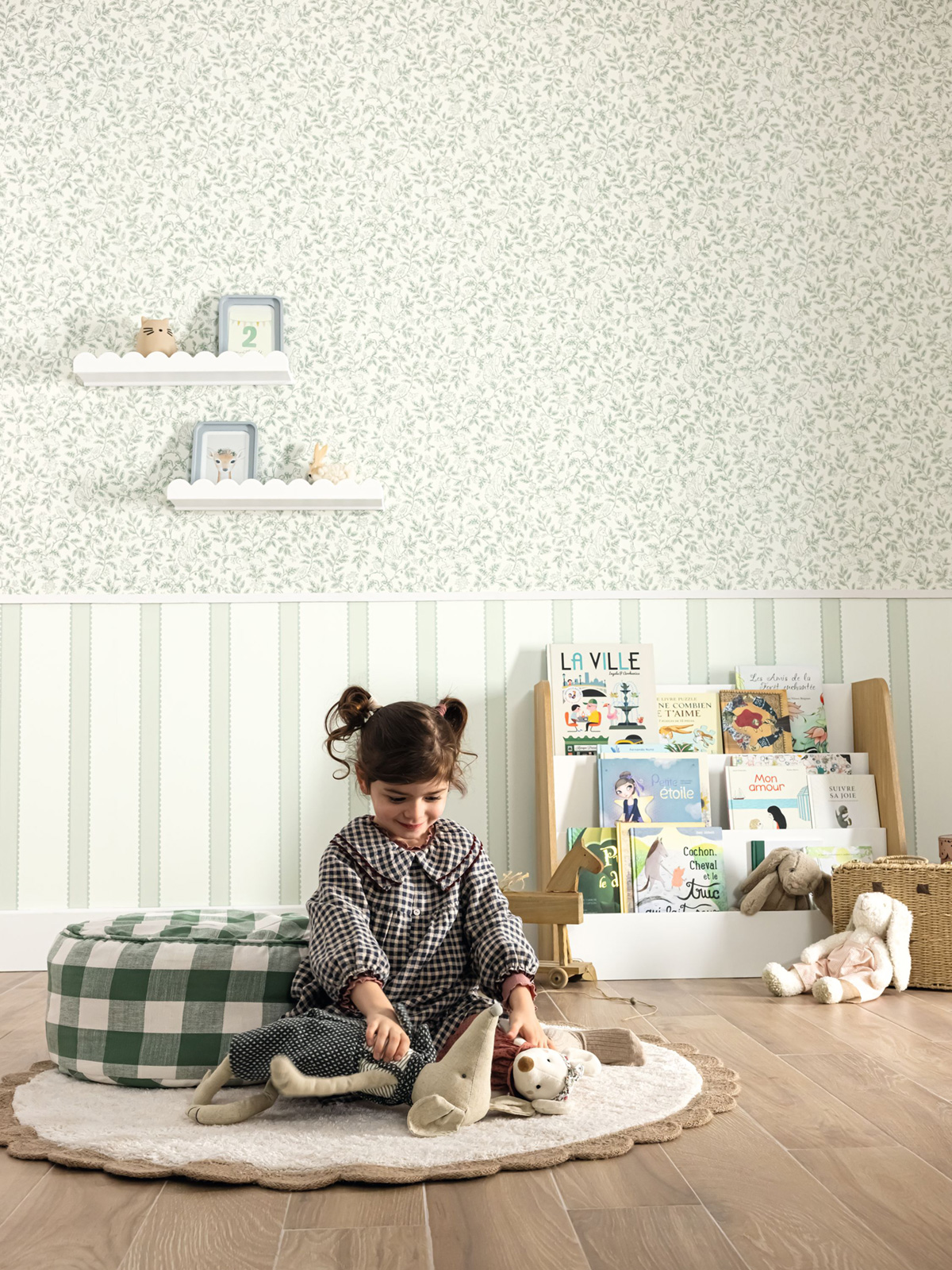 Papier peint Toile de Jouy Mini Wood vert - Happy Kids Club de Casélio | Réf. HKC107670783