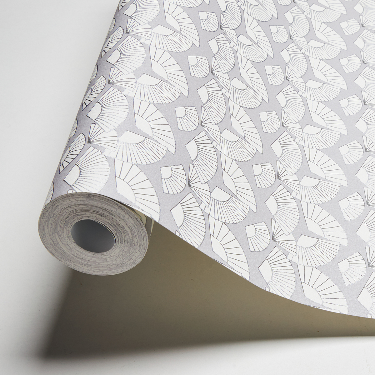 Papier peint Eventail Gisele gris - Karl Lagerfeld de Montecolino AMB | Réf. MC-37847-1