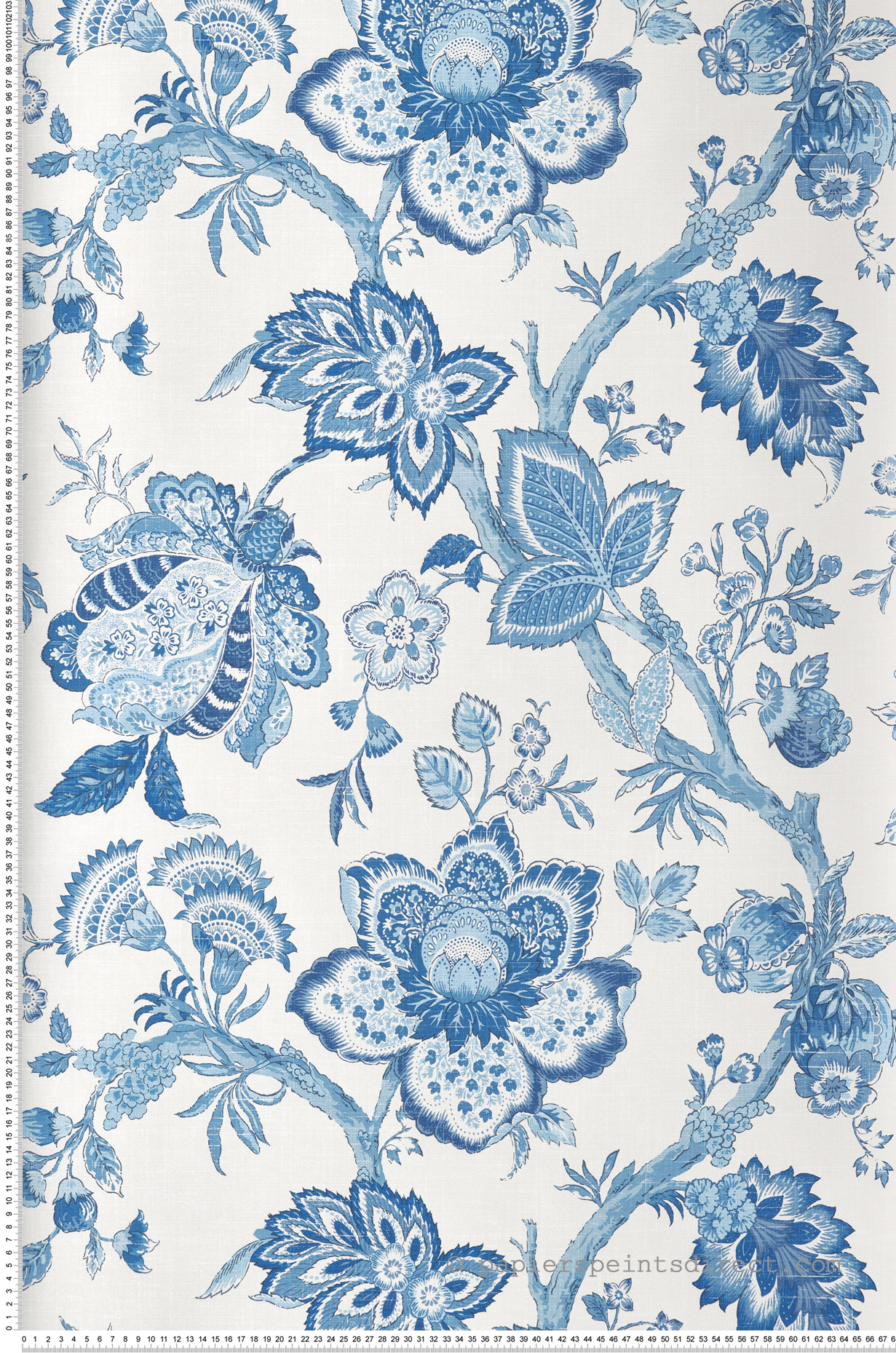 Papier peint Fleur Bernadette Ramage Botanique porcelaine bleu écru - French Country d'Initiales | Réf. INI-FC60402