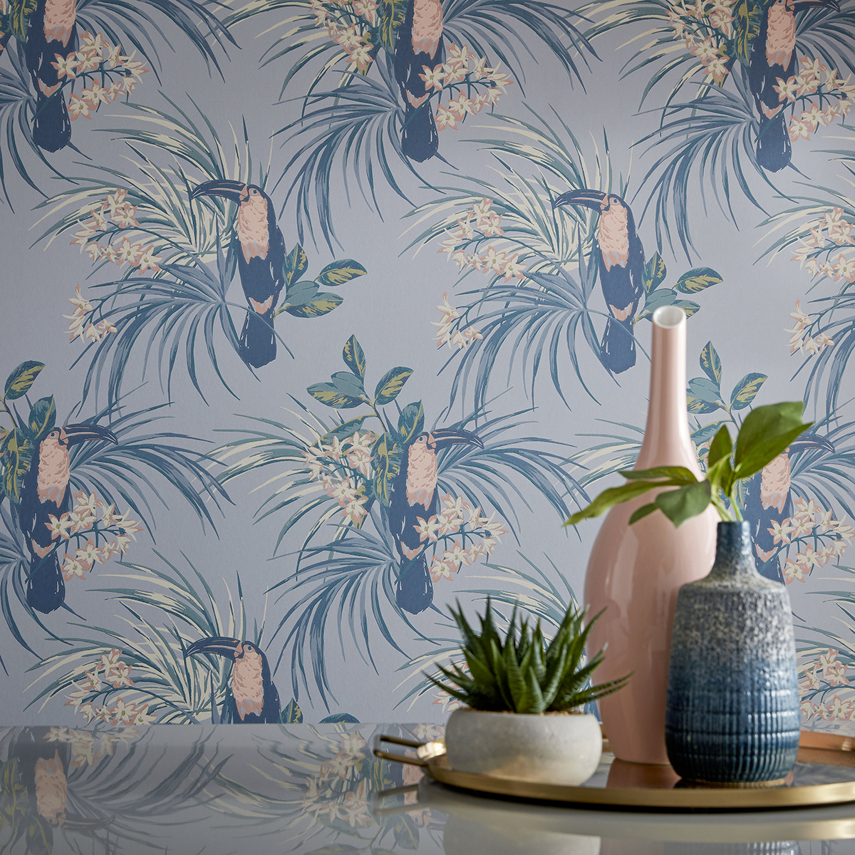 Papier peint Tropical Toucan bleu - Elodie 1838 Wallcoverings d'Initiales | Réf. INI-90713501