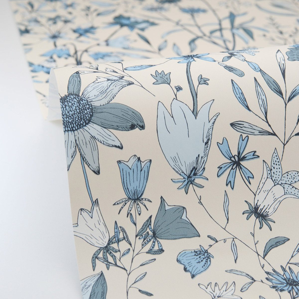 Papier peint Fleur Jardin de Giverny bleu porcelaine - Art of Botany de Casélio AMBV | Réf. AOB103001612