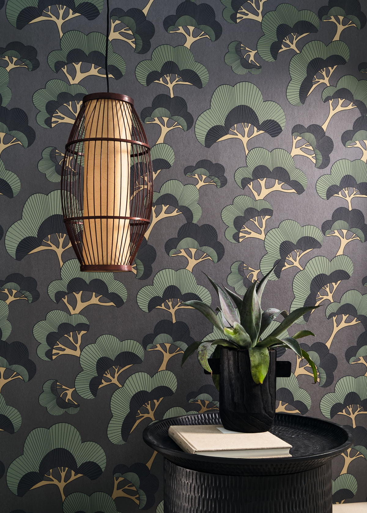 Papier peint Pin Goyo Matsu anthracite irisé - Kyoto de Casadéco AMB1 | Réf. KYTO88719732