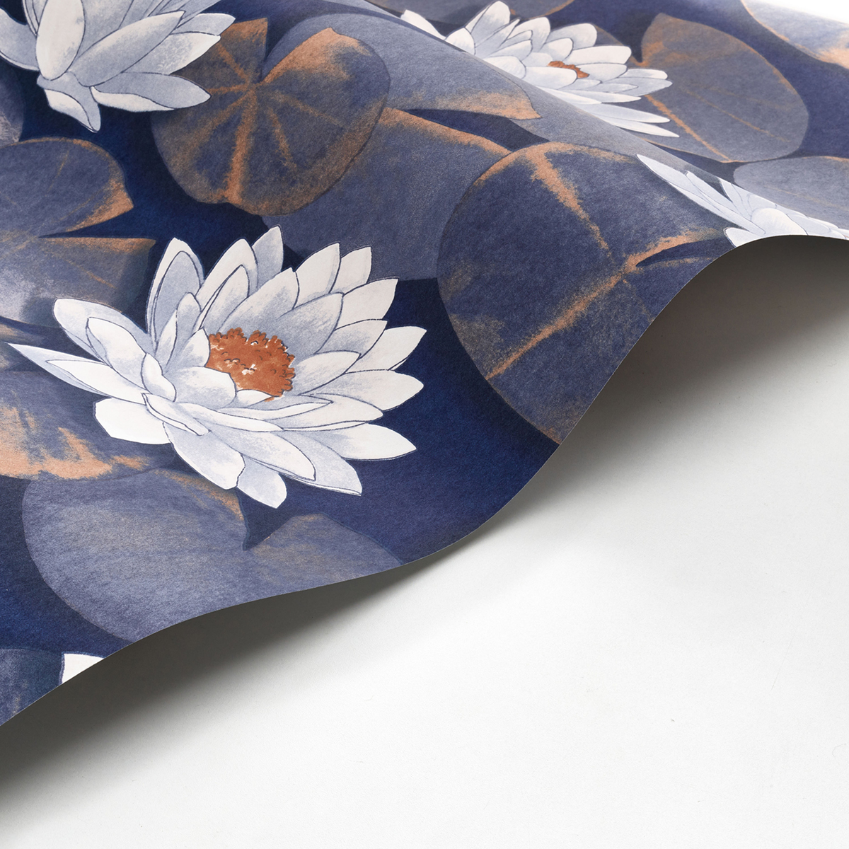 Papier peint Nénuphar Nymphea bleu encre - Gardens de Casadéco | Réf. GADN87636981