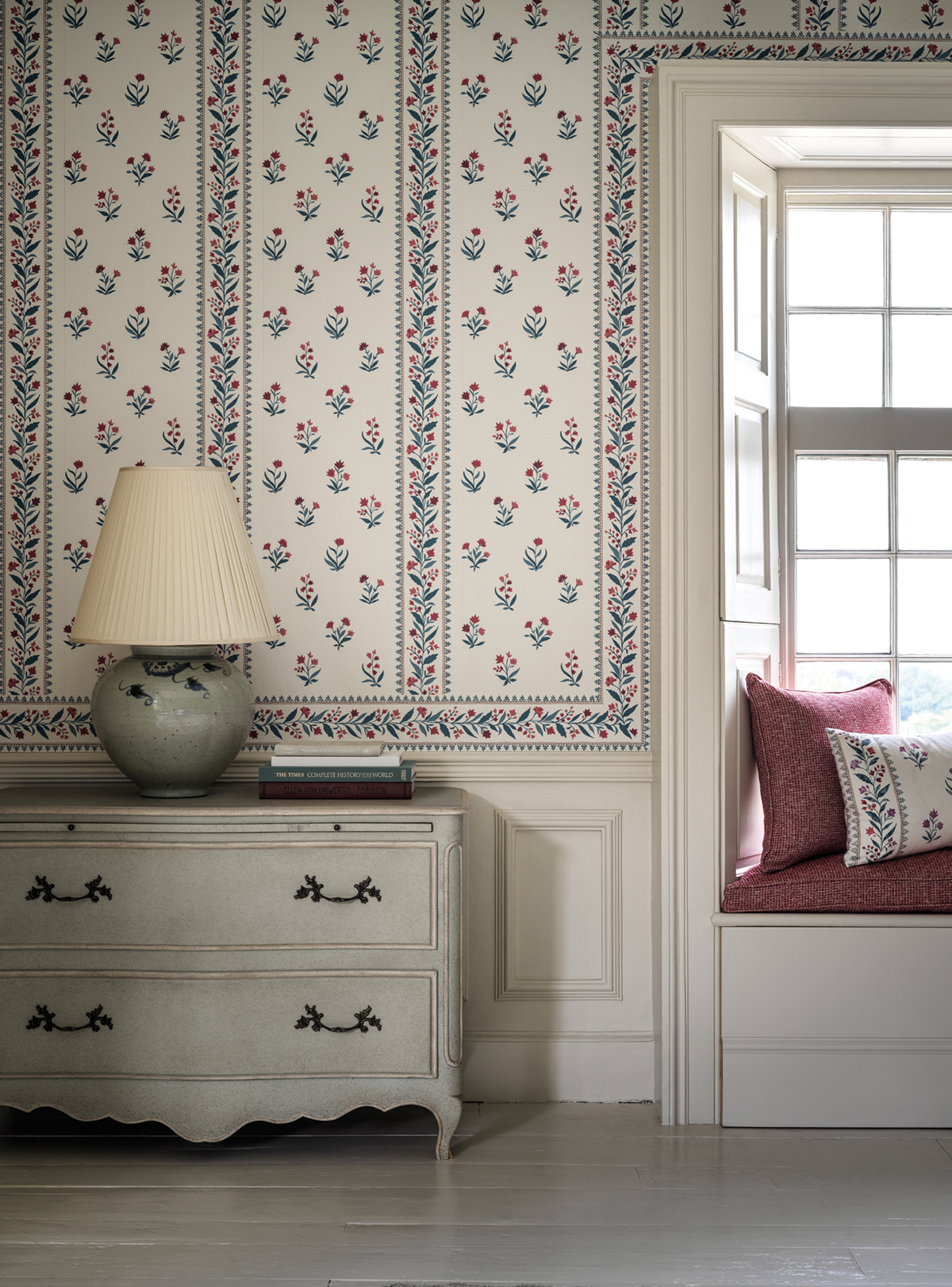 Papier peint Fleur Classique Petit Dapuri bleu - Signature de Nina Campbell | Réf. OSB-NCW4493-01