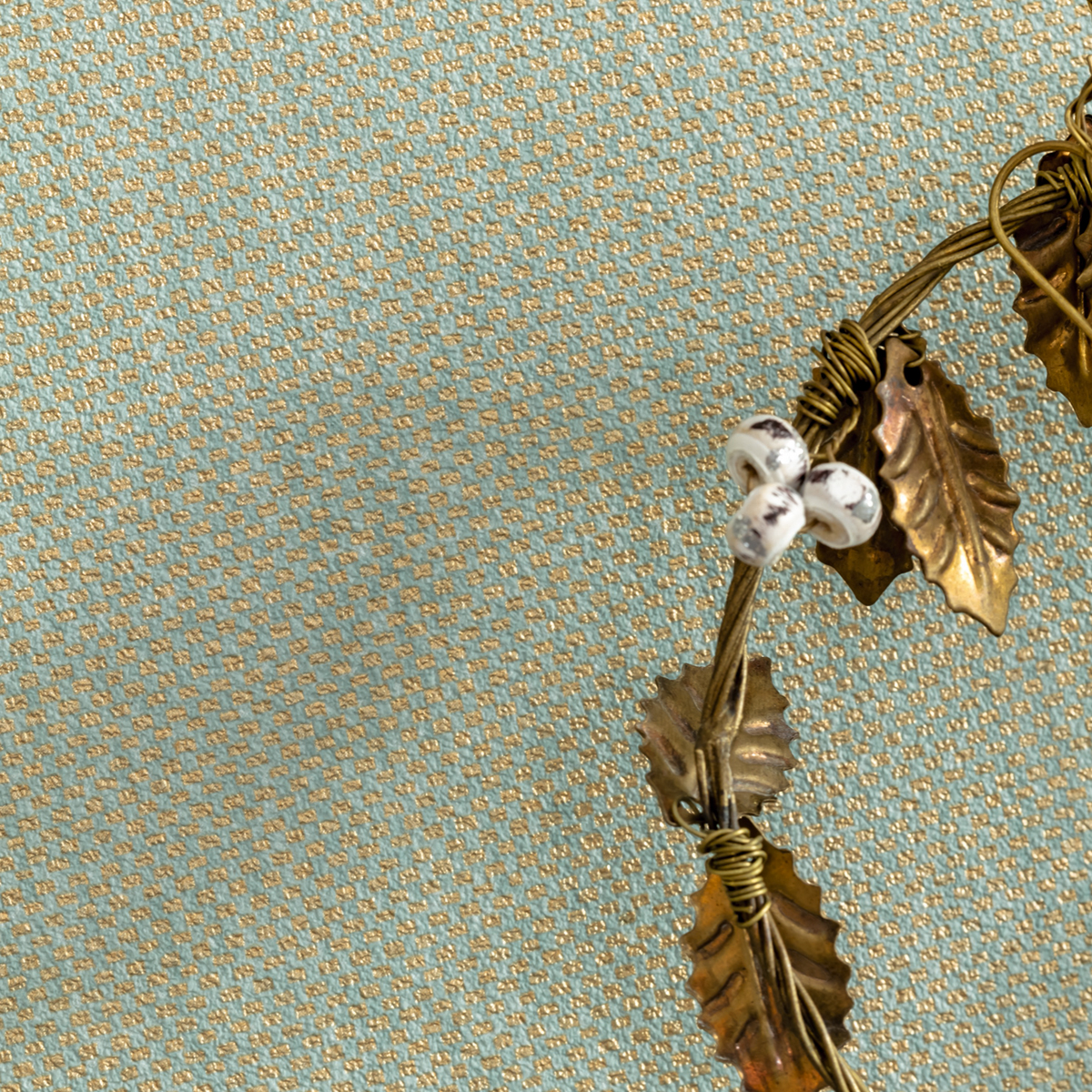 Papier peint Uni Natté Métallisé Vert Amande/Doré - Natté de Casélio | Réf. NAE101577099