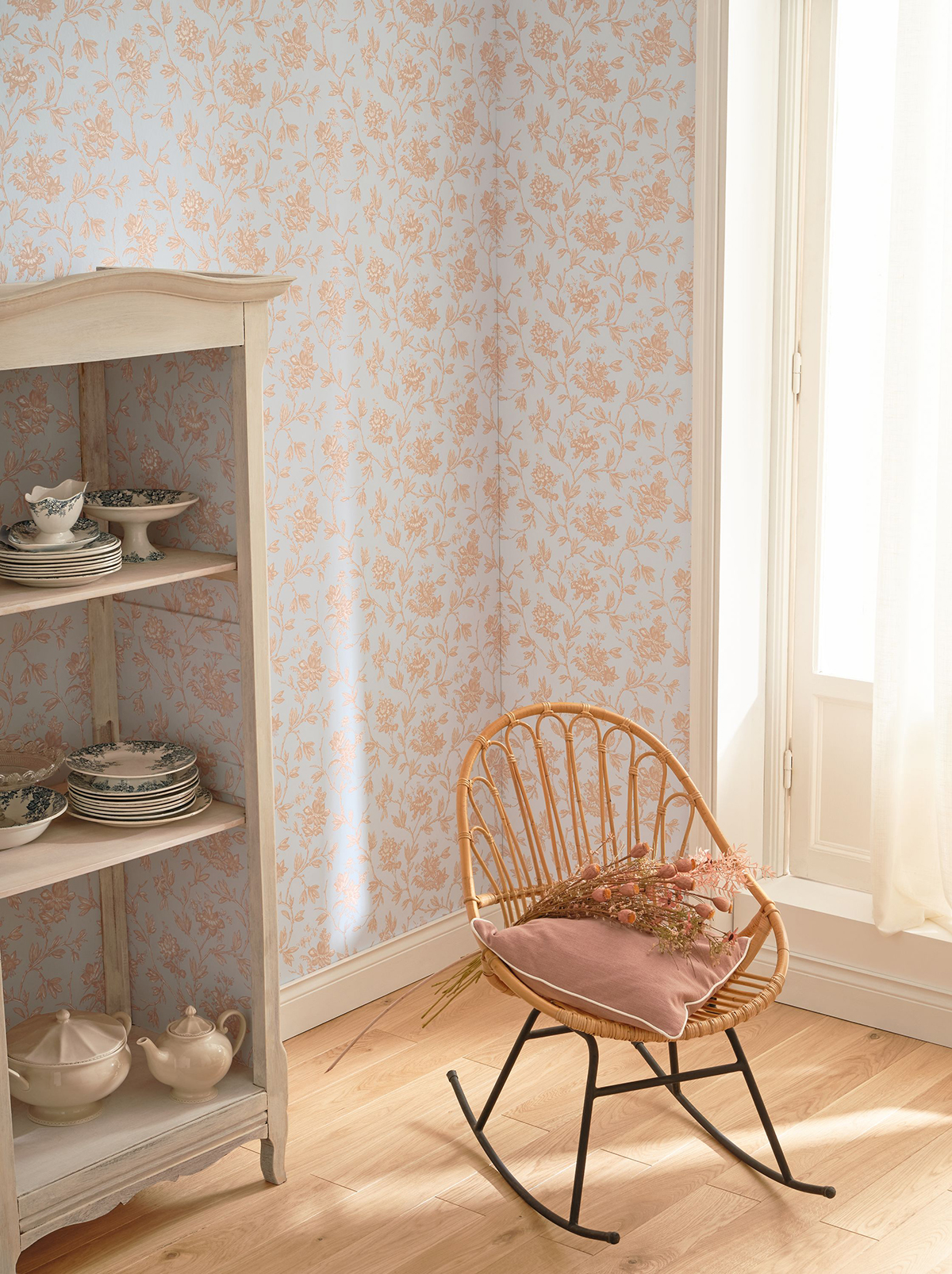 Papier peint Fleurs Romantiques rose pêche - Les Belles Toiles De Jouy de Casadéco AMBV | Réf. LBTJ87964215