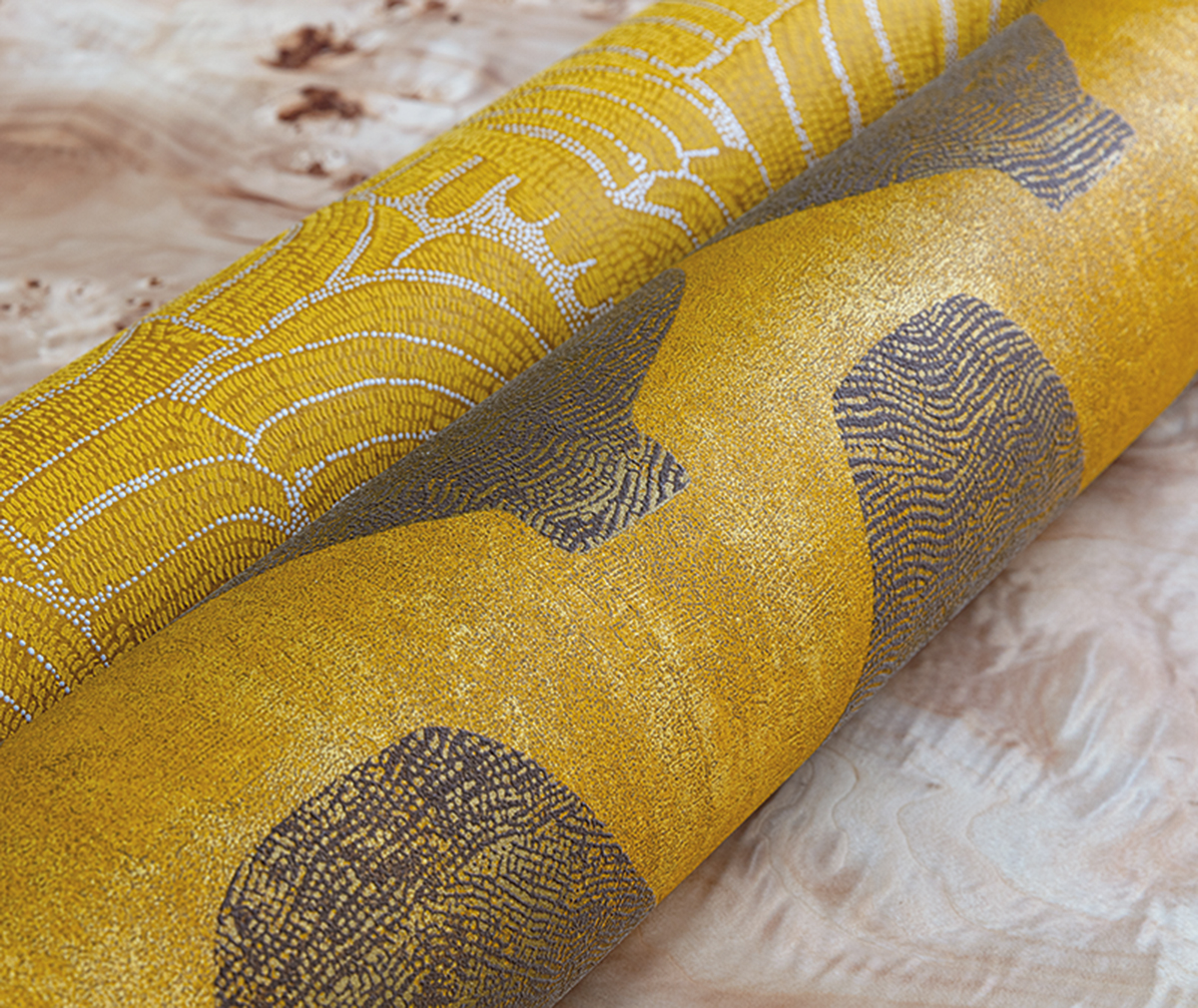 Papier peint Vase Ethnique Hemia moutarde métallisé - Terra de Masureel AMB2 | Réf. MAS-TER206