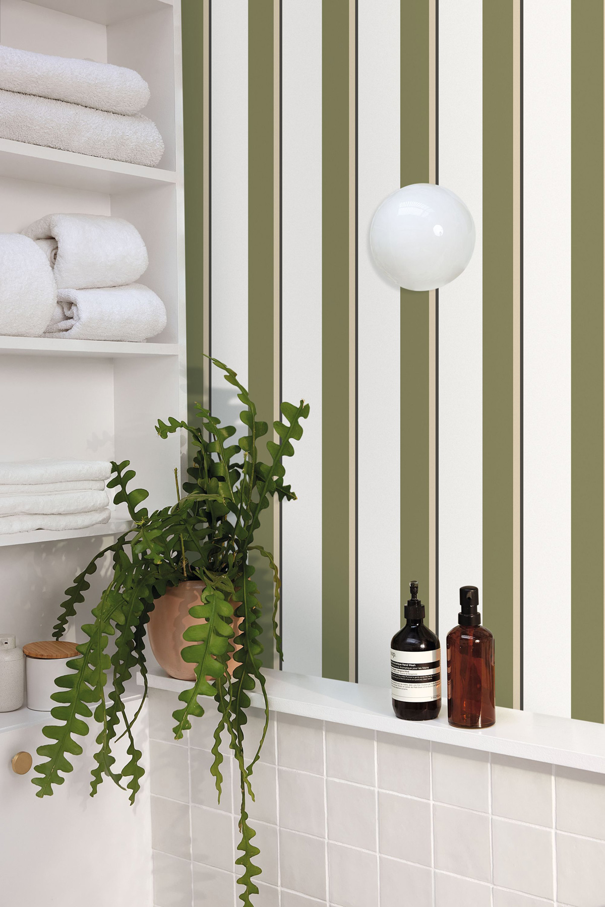 Papier peint Rayure Linéaire vert kaki - Graphic de Casélio | Réf. GPC105530753