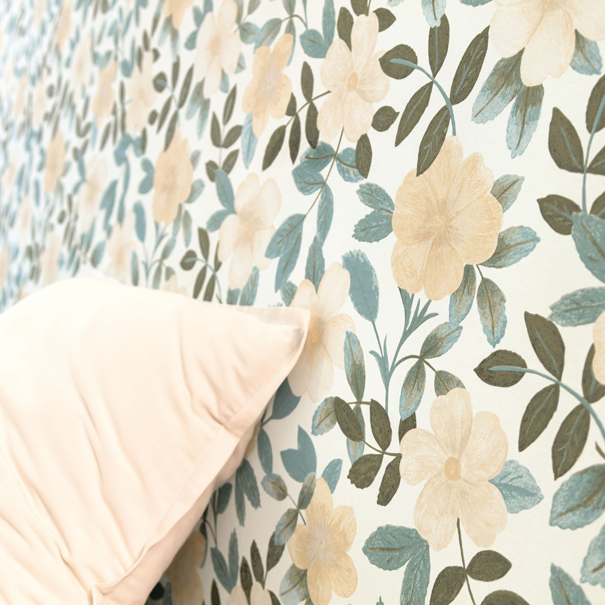 Papier peint Fleurs Gaia vert blanc - Danae de Casélio AMB2 | Réf. DAE103626009