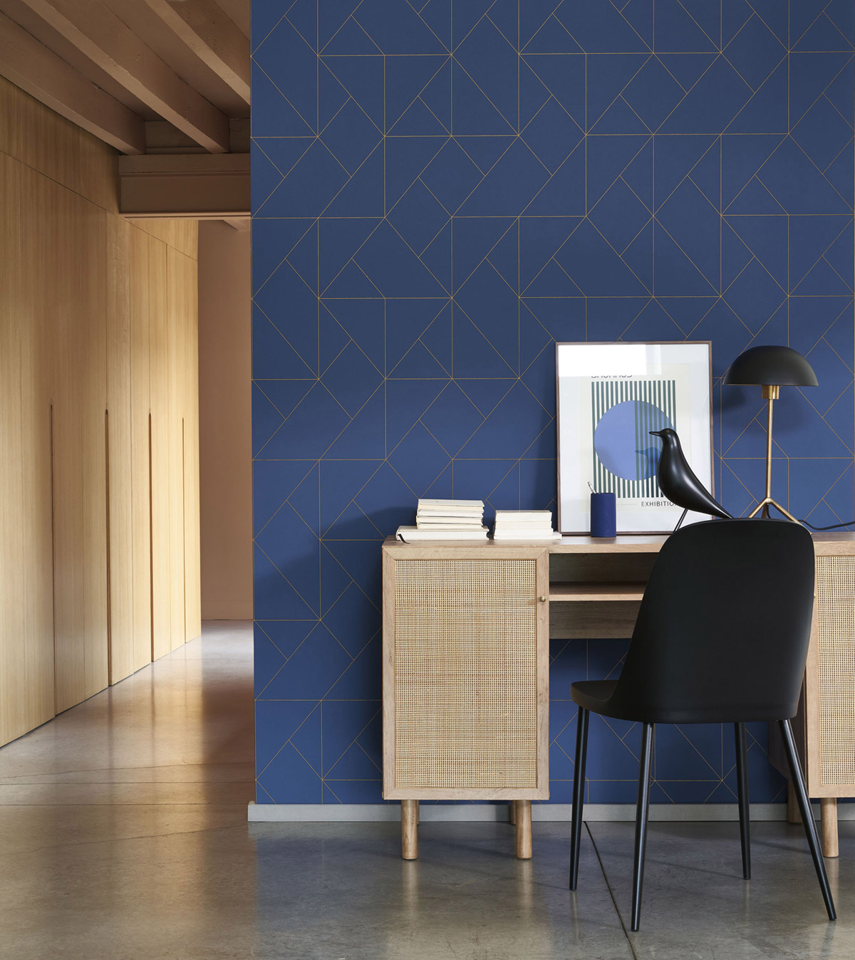 Papier peint Figure Subtilité Métallisé bleu indigo doré - Alchimie de Casadéco | Réf. ALMI89956442