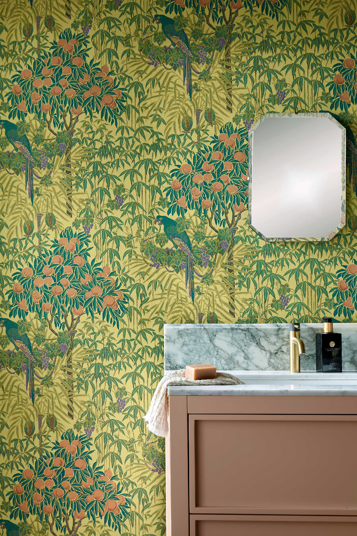 Papier peint Nature Perroquet Macaw jaune vif - V&A Decorative Papers d'Initiales | Réf. INI-31116703