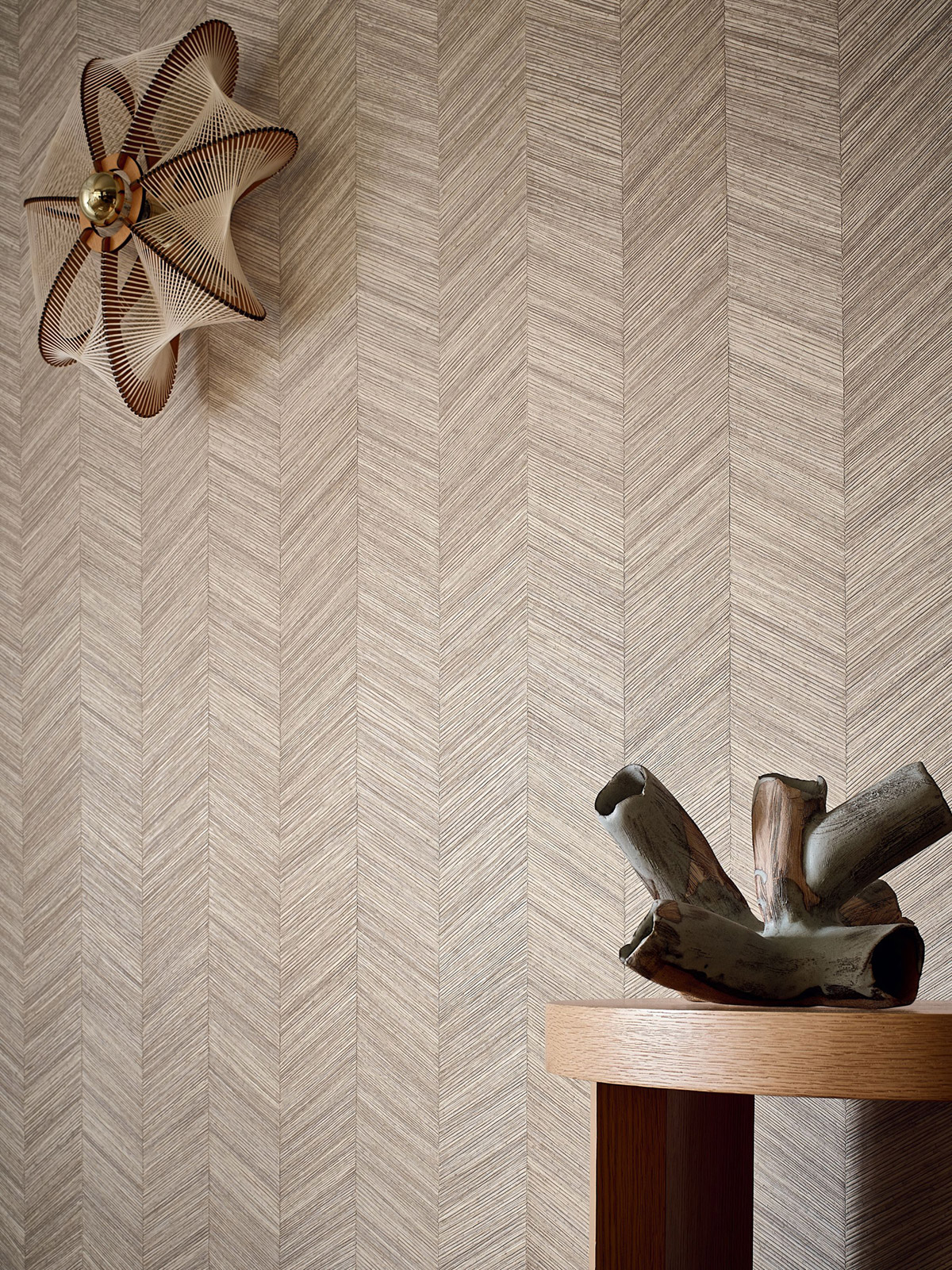 Papier peint Chevron Bois Ocotea grège - Nature sur Mesure de Casamance AMB2 | Réf. CAS-B75372548