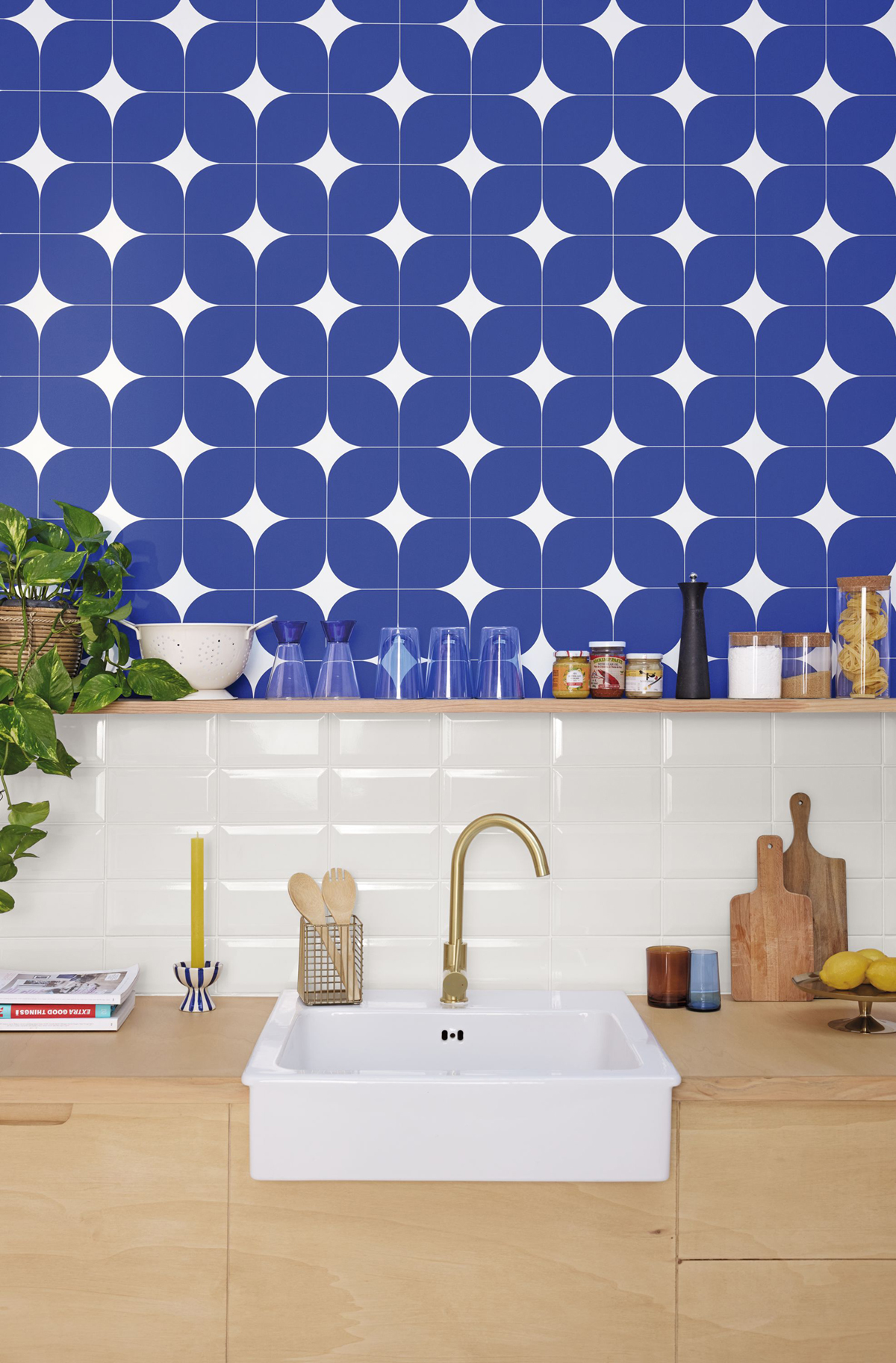 Papier peint Rétro 70s Detour bleu électrique - Outlines de Casélio | Réf. OTLS105040630