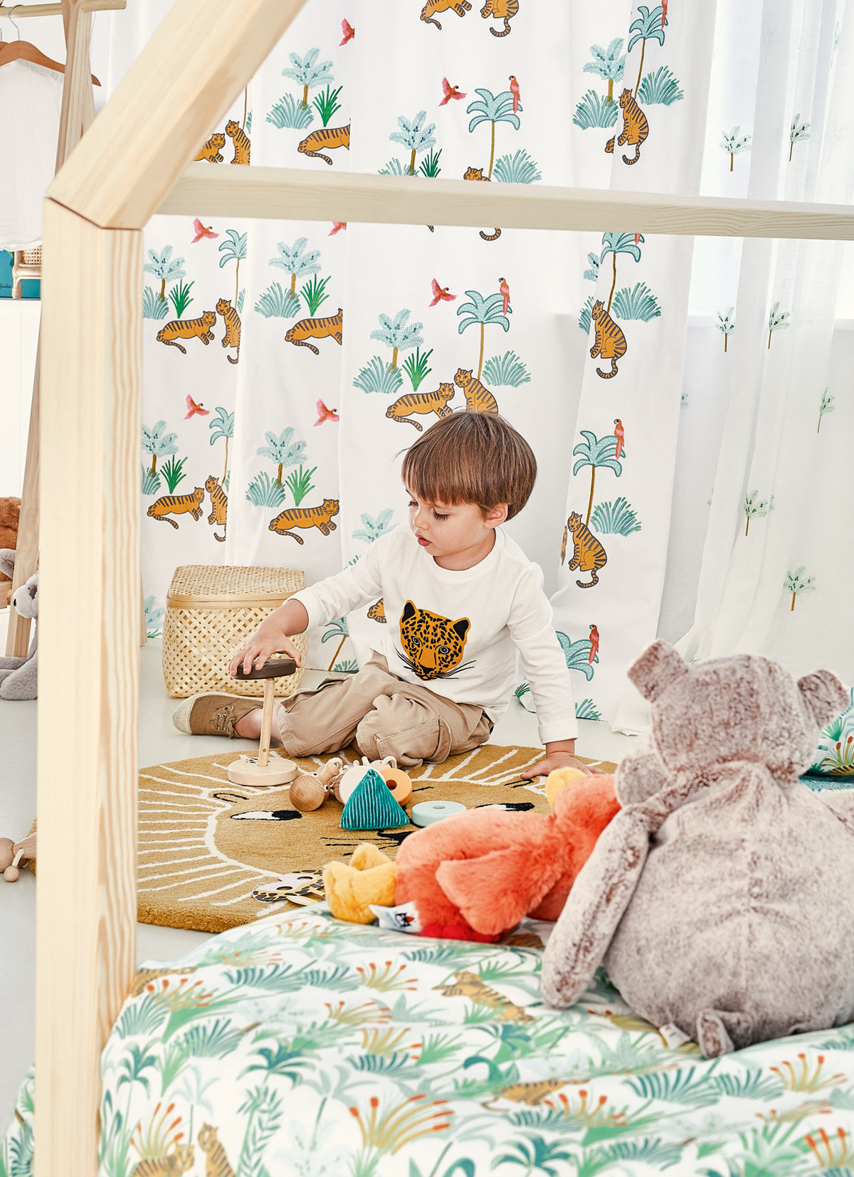 Tissu Jungle Cache Cache vert - Rose et Nino de Camengo AMB | Réf. CAM-45410113