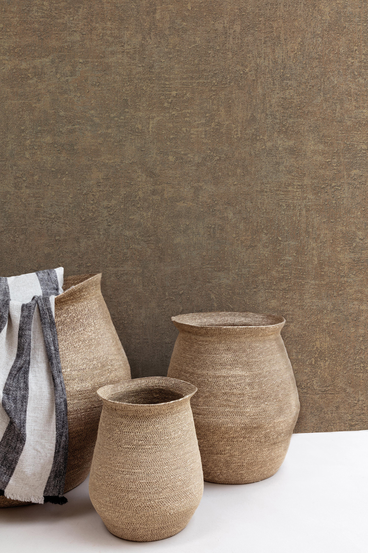 Papier peint Faux Uni Texturé marron irisé - Maya de Montecolino | Réf. MC-BZ1008