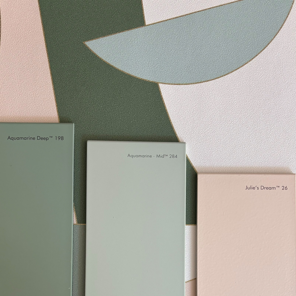 Papier peint Graphique Figures vert doré - Outlines de Casélio AMB2 | Réf. OTLS105010711