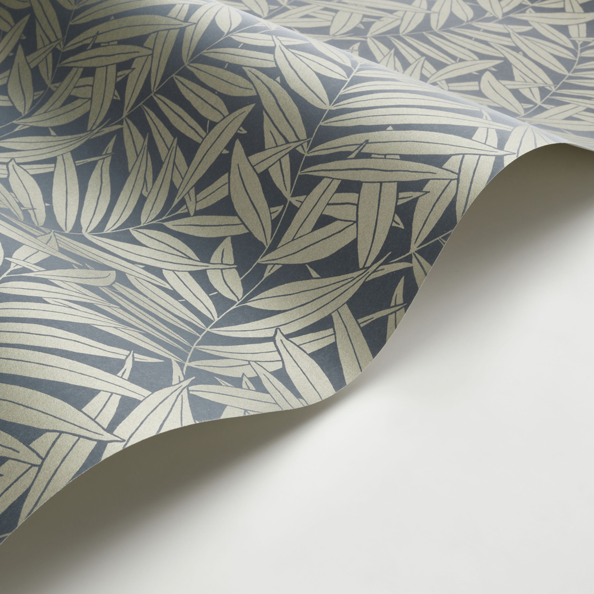 Papier peint Feuillage Preston kaki irisé - Derby de Casadéco AMBV | Réf. DERB89317684