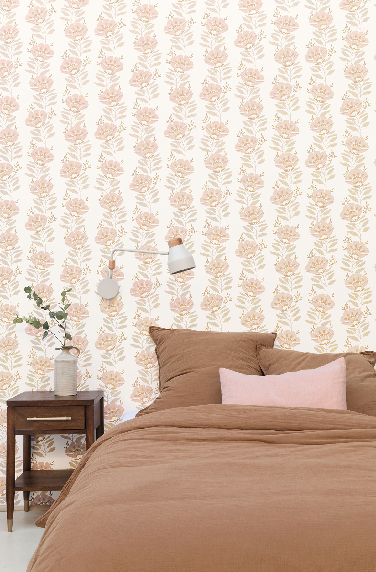 Papier peint Fleur Vagabonde rose et beige - Bohème de Casélio | AMB Réf. BOM103214176