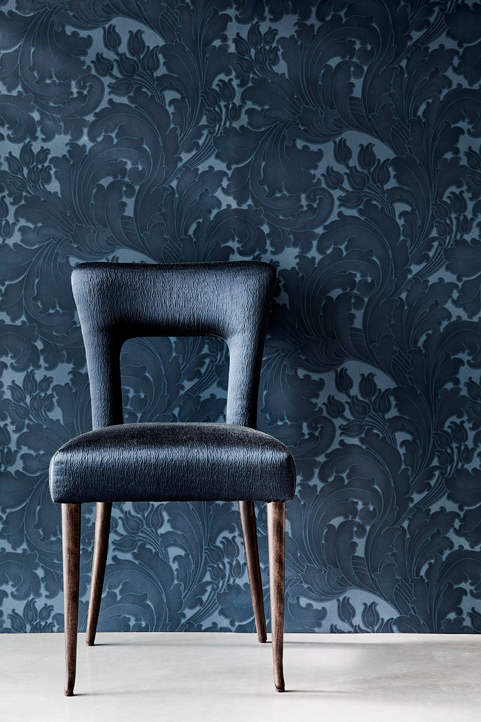 Papier peint baroque Tulip Blue Black - National Trust Papers 2 de Little Greene AMB2 | Réf. 0260TUBLUEZ