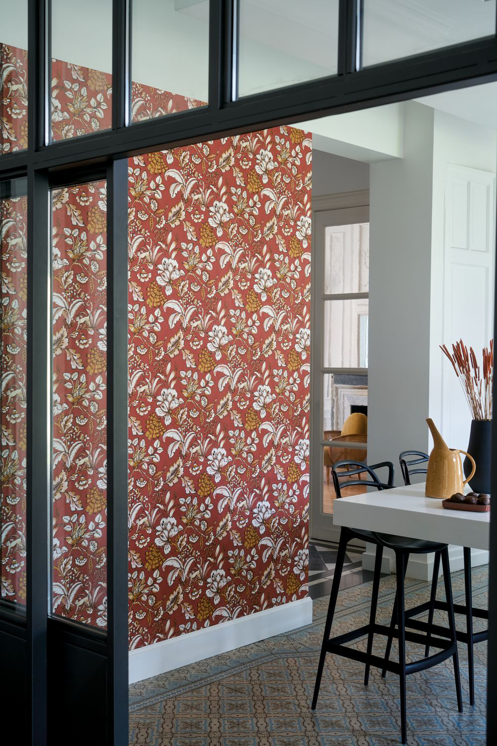 Papier peint animaux fleuri Paiony rouge brique - Ceylan de Casamance AMB2 | Réf. CAS-74522756