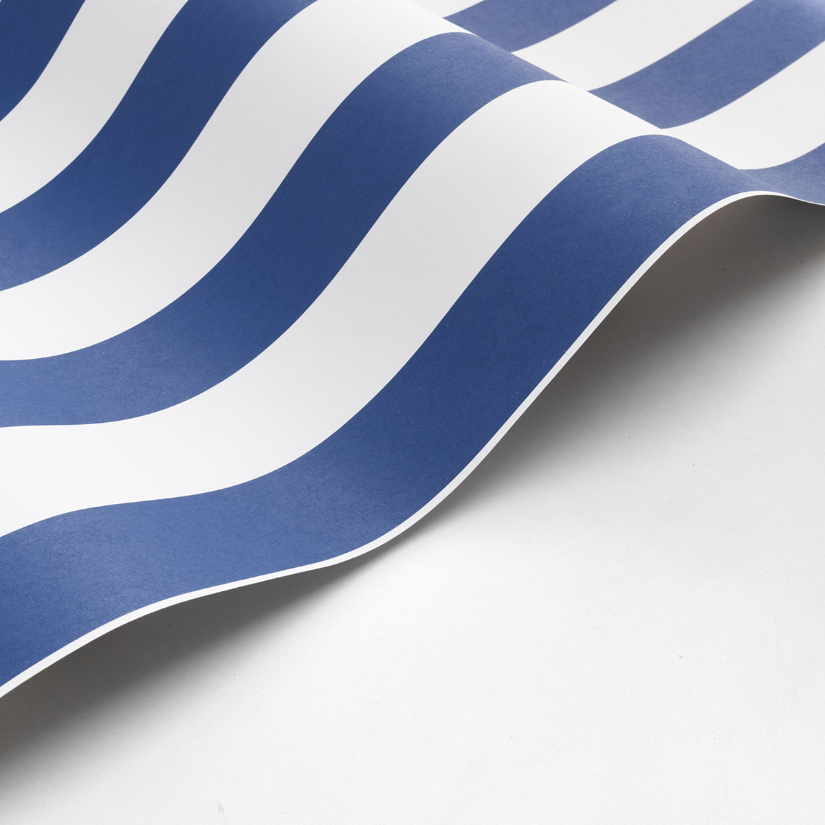 Papier peint Rayures Olympe bleu grec - Les Rayures de Casadéco | Réf. RAYS87436679