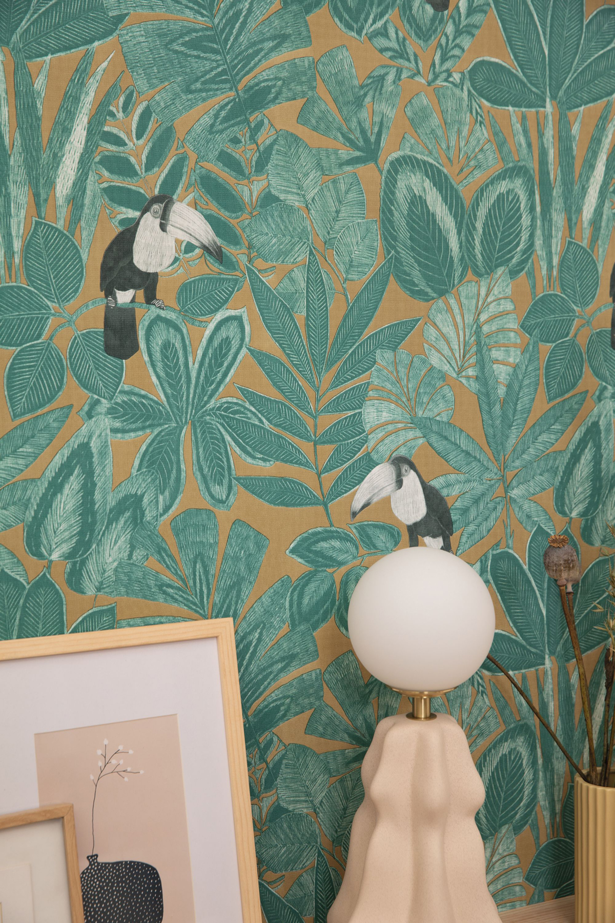 Papier peint Toucan Rio vert ocre - Green & Co de Casélio AMB3 | Réf. GCO103922754