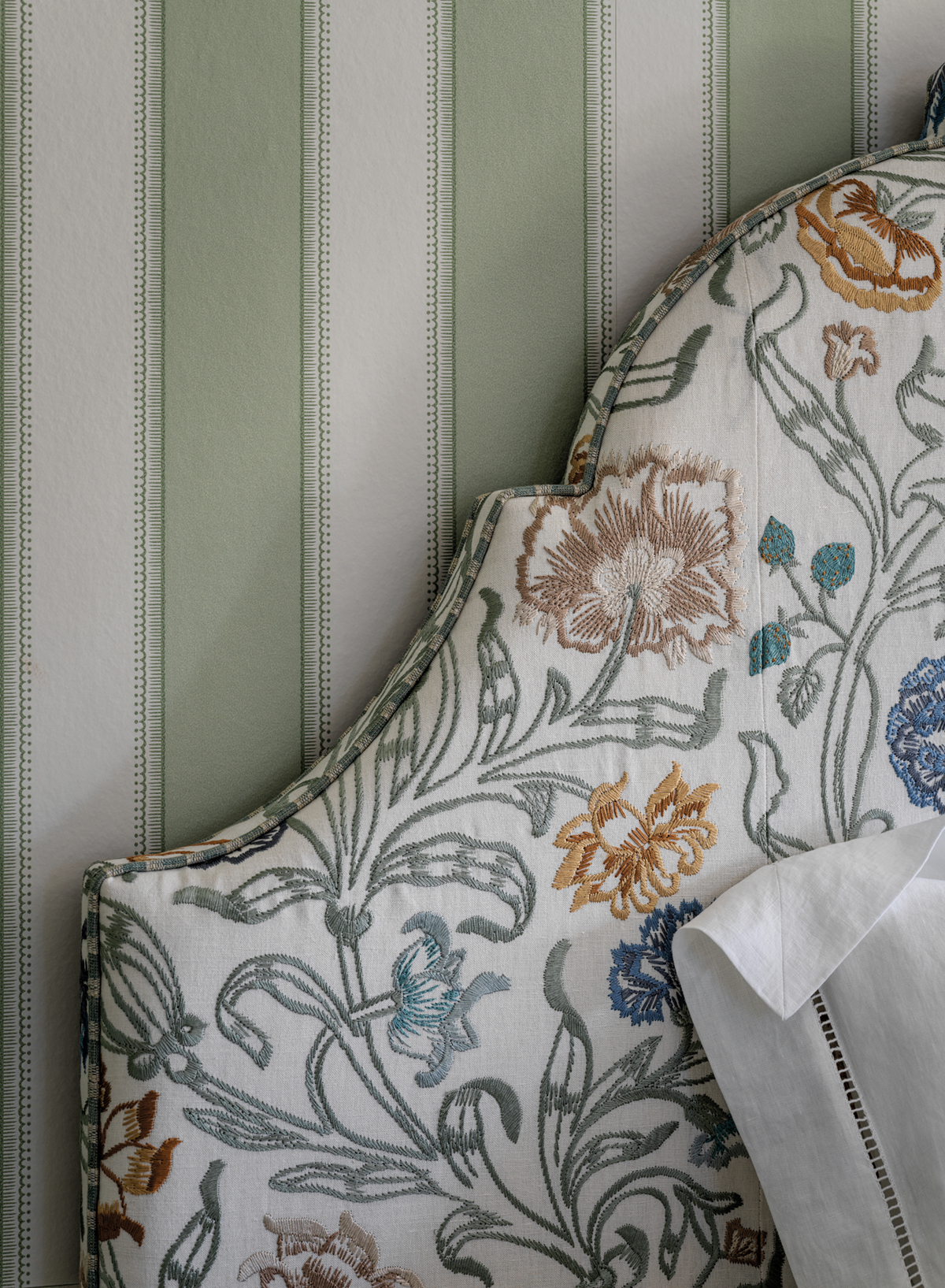 Papier peint Rayure Sackville Stripe vert - Signature de Nina Campbell AMB3 | Réf. OSB-NCW4492-01