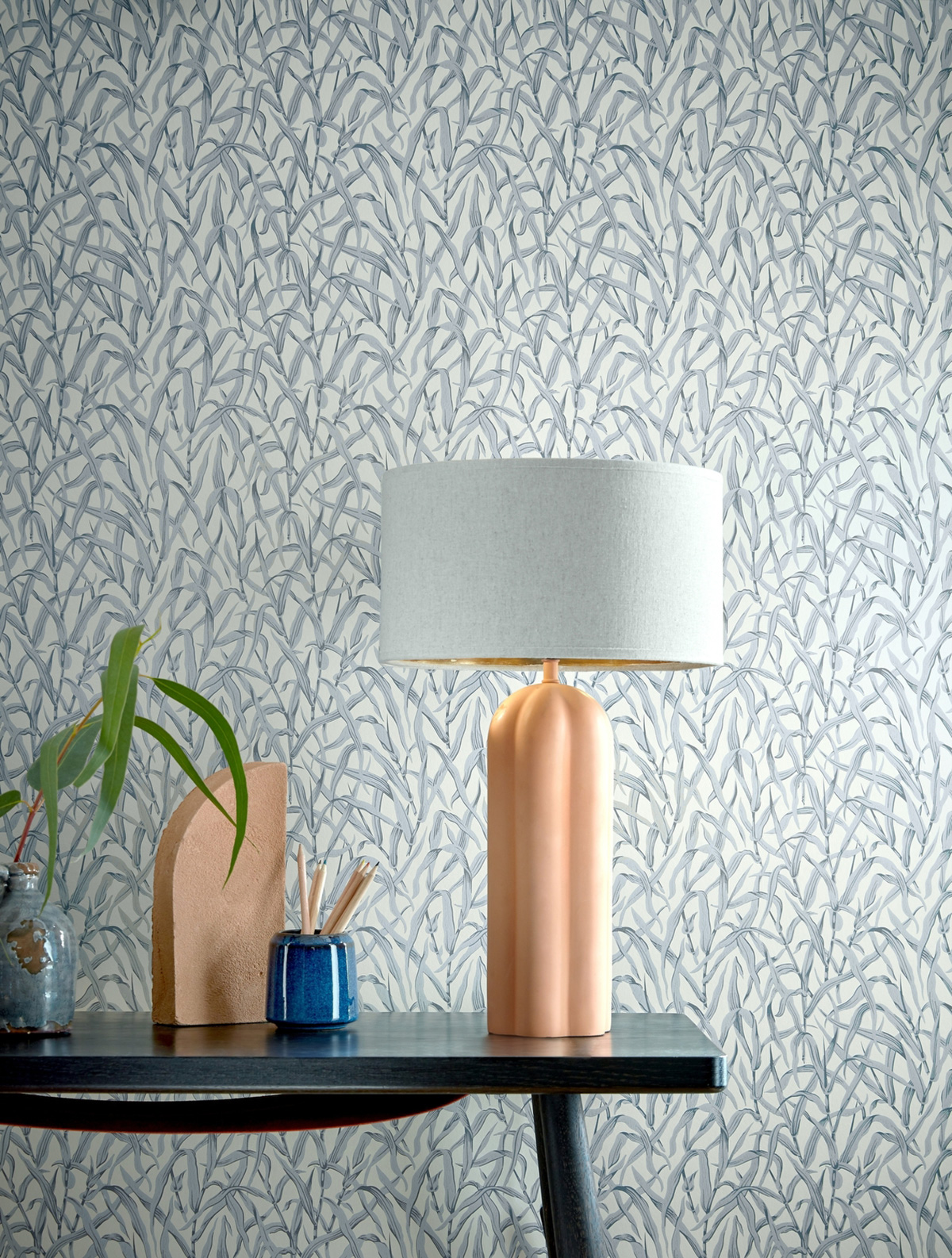 Papier peint Feuilles Ornamental Grasses bleu - V&A Decorative Papers III d'Initiales AMB2 | Réf. INI-2513-185-04